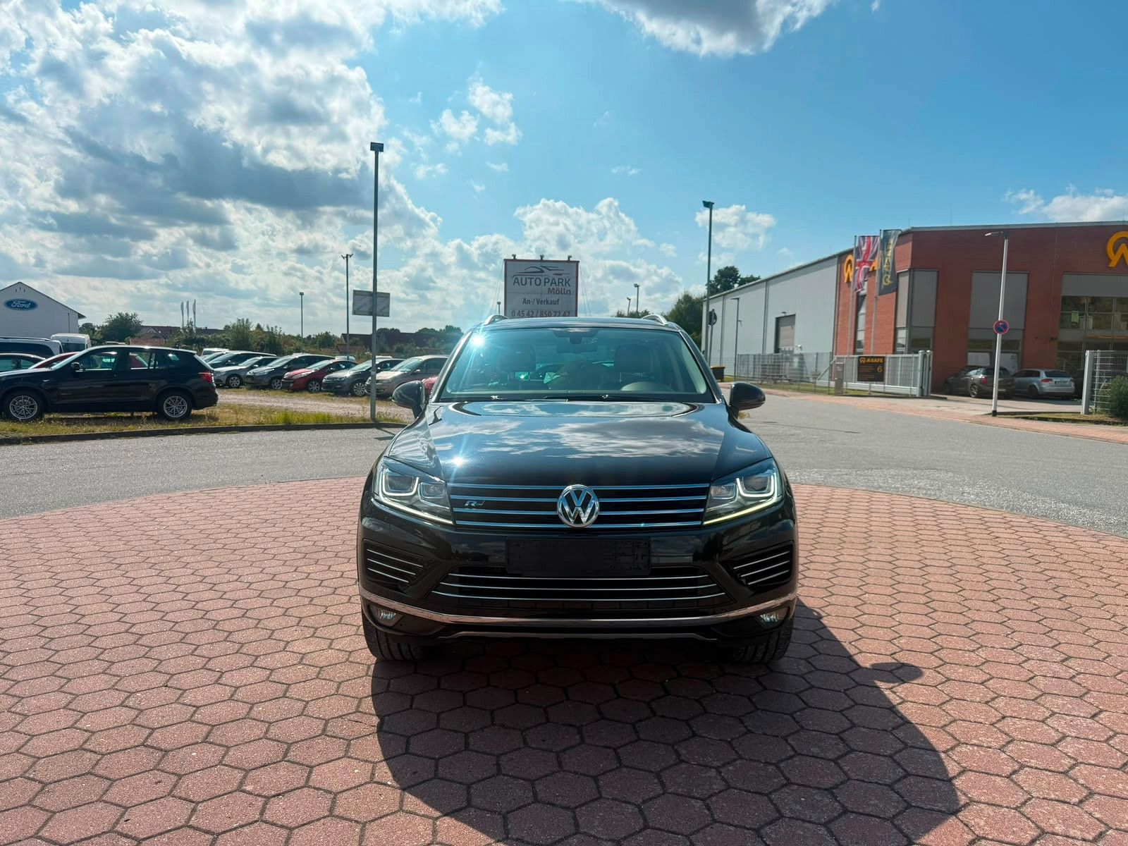 Volkswagen Touareg - 1