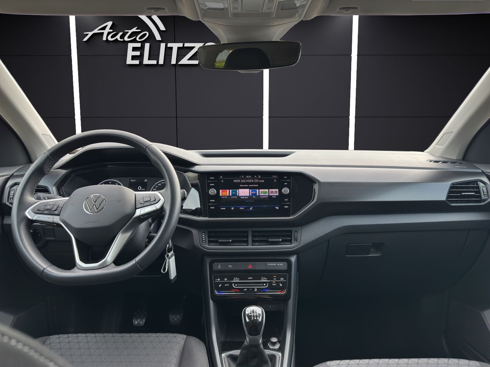 Fahrzeugabbildung Volkswagen T-Cross Life LED ACC SHZ DAB+ 5J-GARANTIE