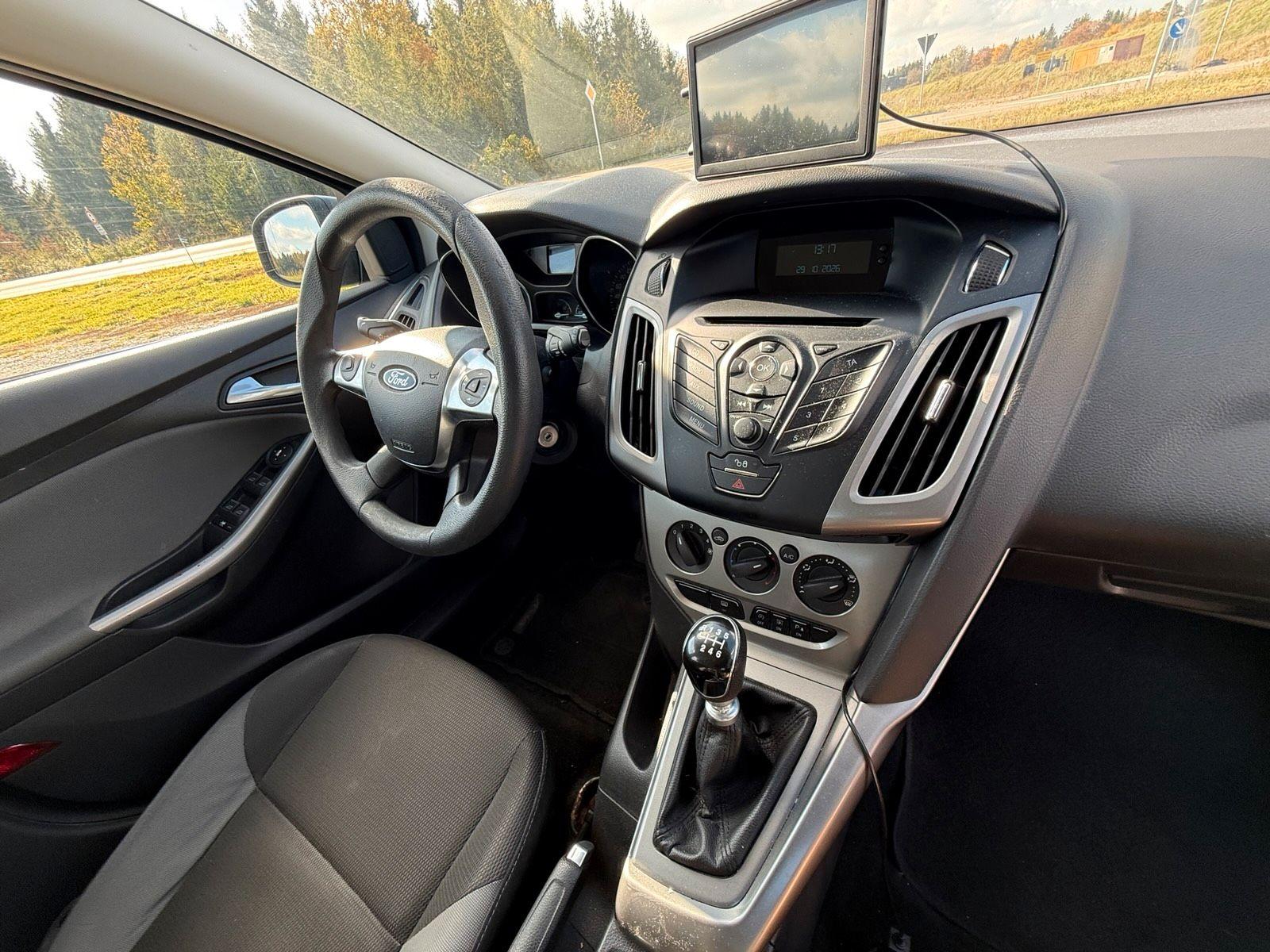 Ford Focus 2014 — photo 14