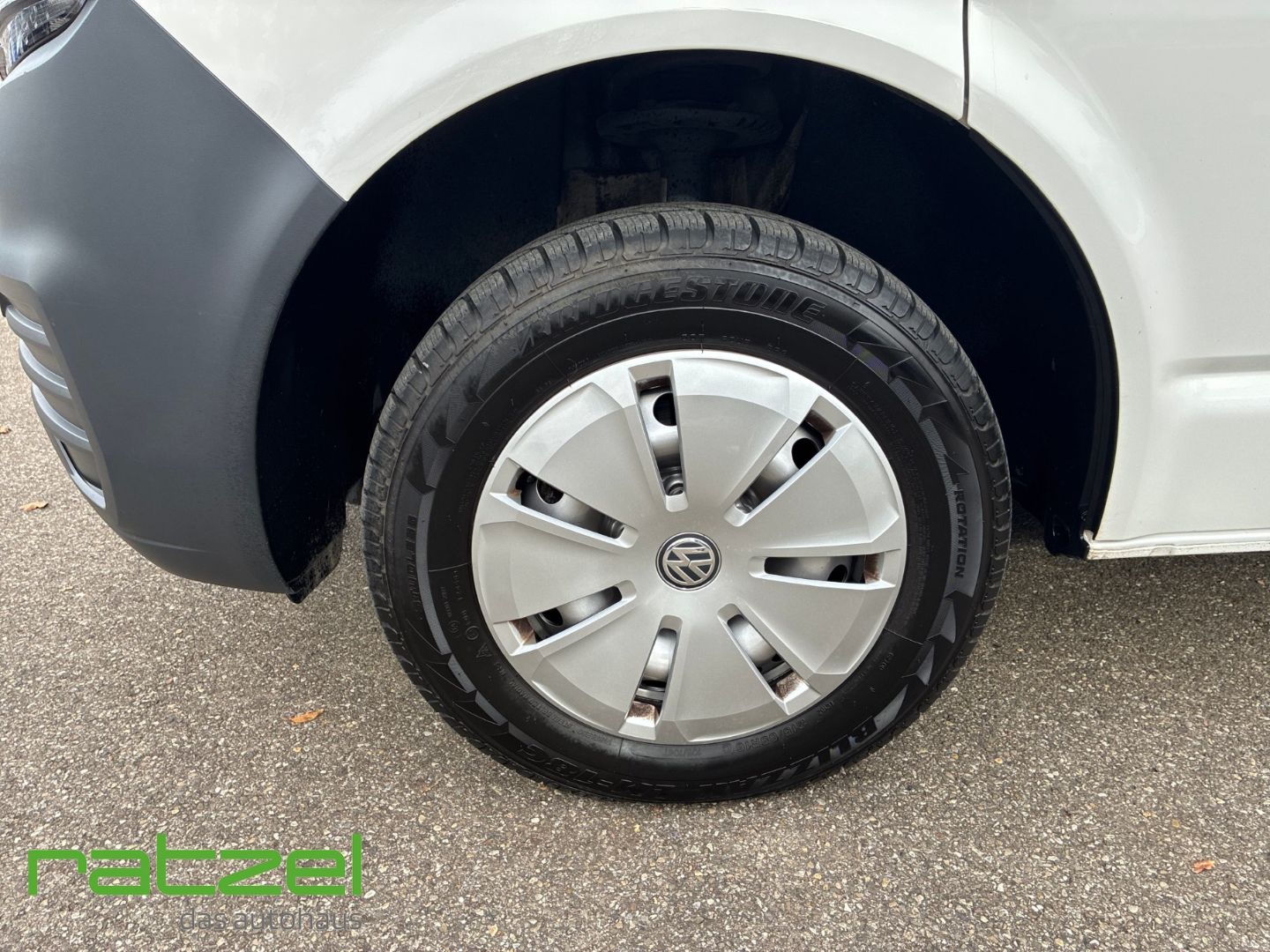 Fahrzeugabbildung Volkswagen T6.1 Kombi 2.0 TDI 9 Sitzer AHK Navi