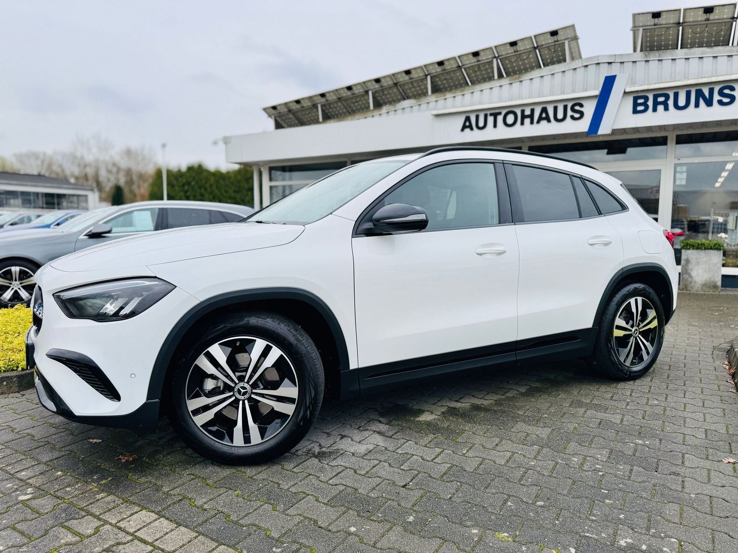 Fahrzeugabbildung Mercedes-Benz GLA 200 NIGHT & PROGRESSIVE, Winter, AHK, RFK, L