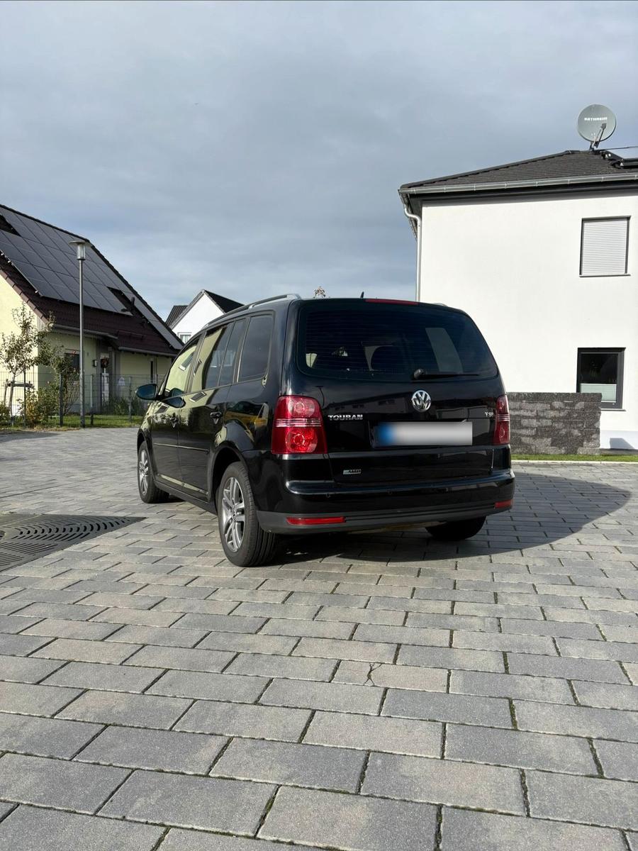 Volkswagen Touran 2010 — вигляд ззаду