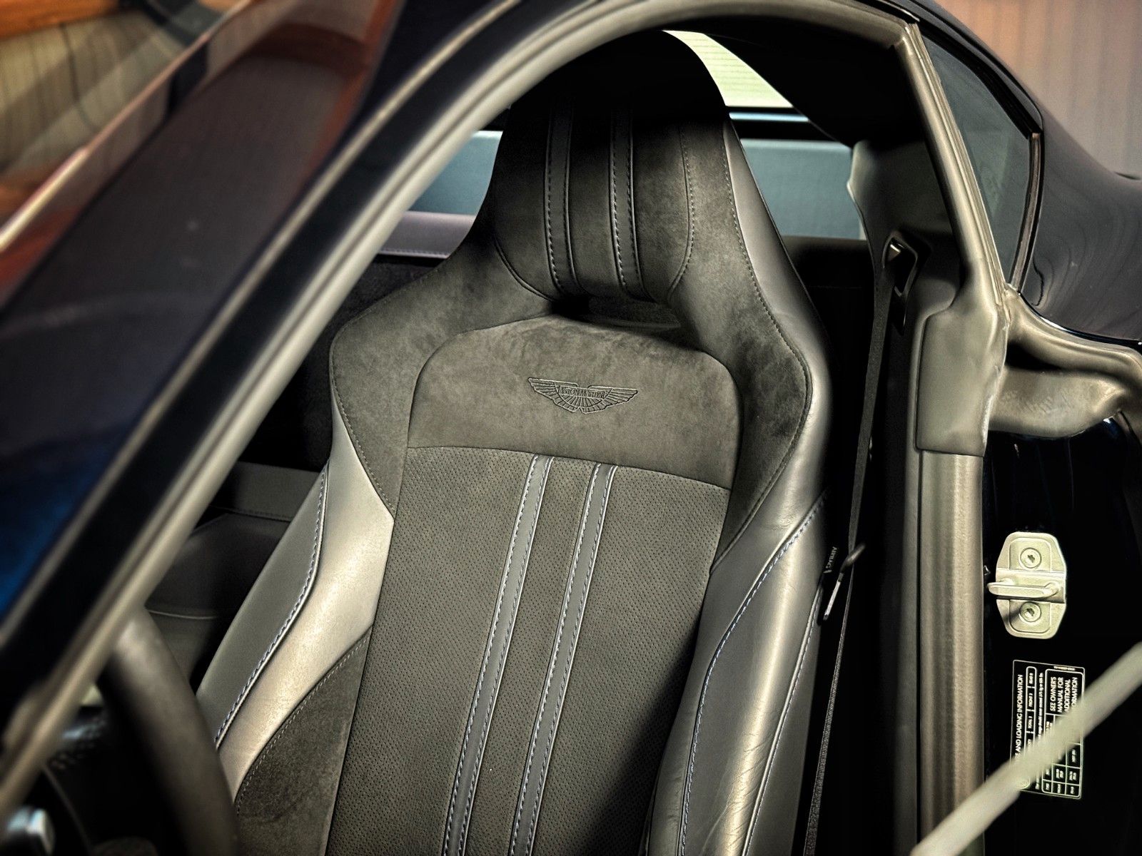 Fahrzeugabbildung Aston Martin V8 Vantage