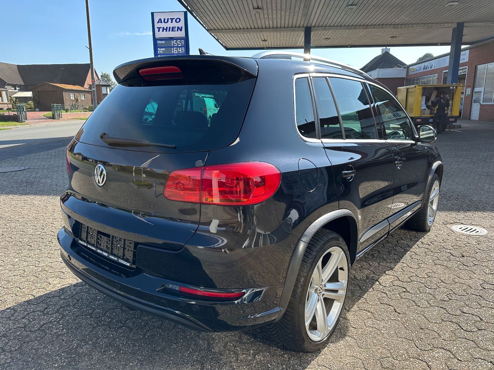 Fahrzeugabbildung Volkswagen Tiguan 1.4 TSI R-Line AHK/Navi/GRA/SHZG