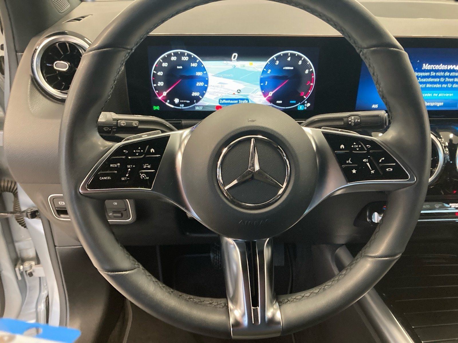 Fahrzeugabbildung Mercedes-Benz GLA 180 Progressive*AHK*Totwin*Kamera*LED*CarPl*