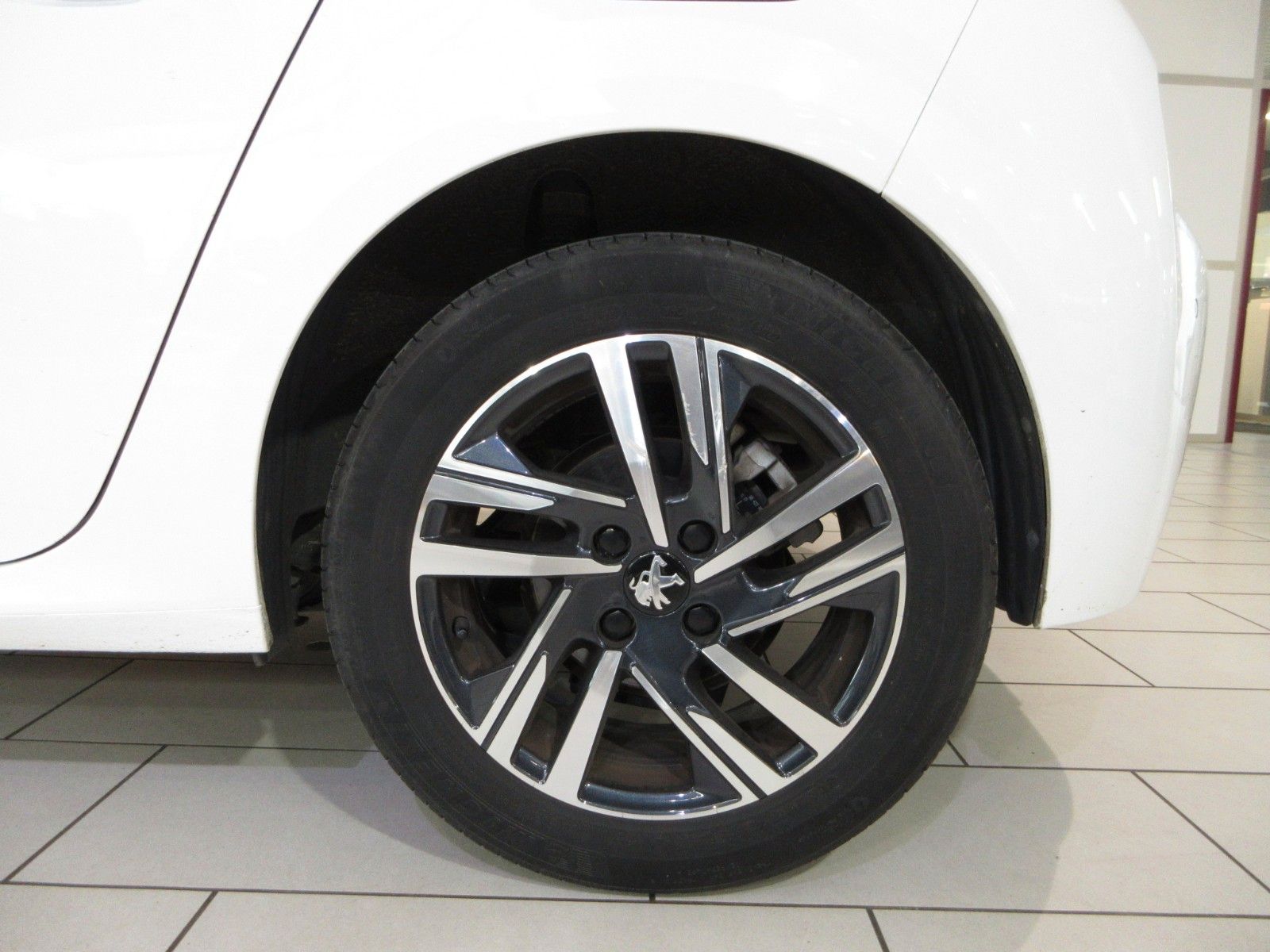 Fahrzeugabbildung Peugeot 208 Allure 1.2T FULL-LED/NAVI/PDC/CAM/ALU