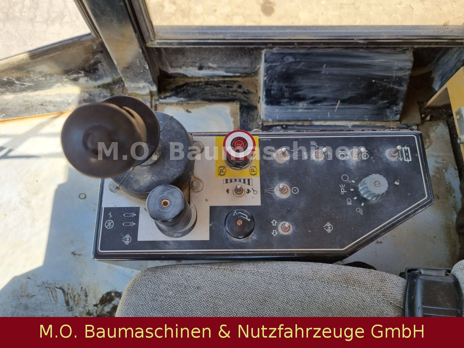 Fahrzeugabbildung CAT CB-535 B / Kombiwalze