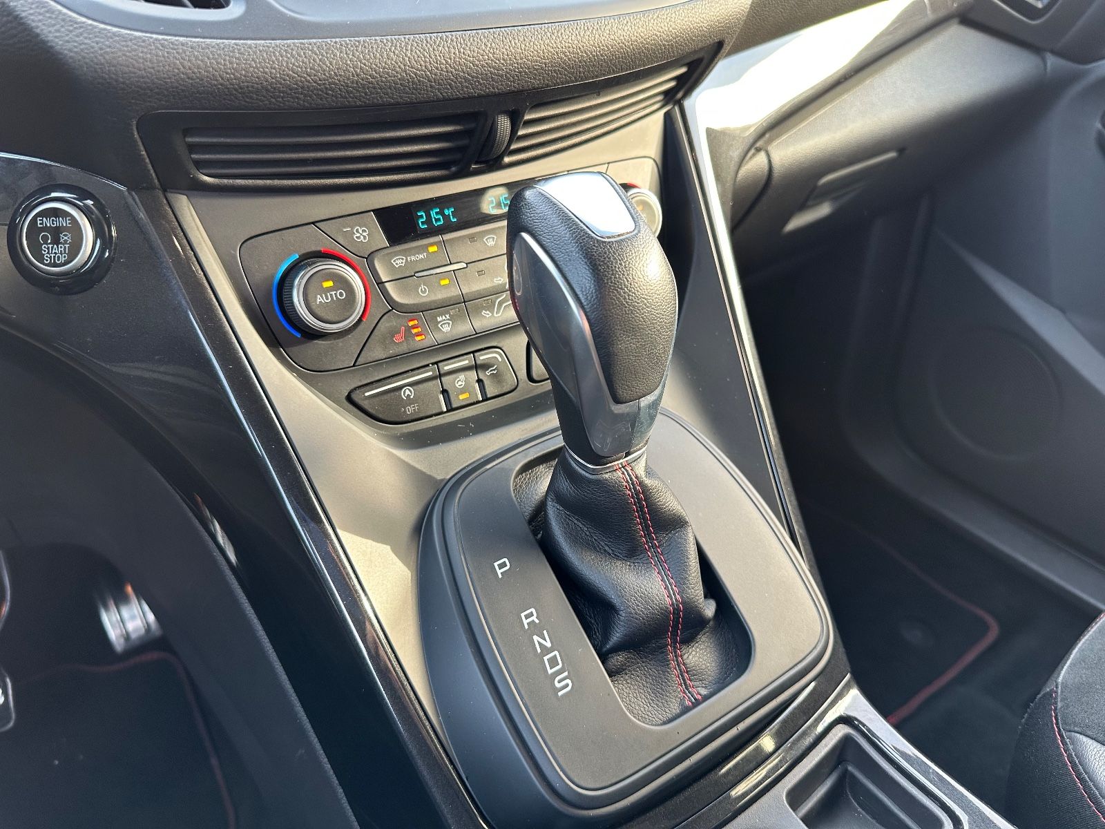 Fahrzeugabbildung Ford Kuga 2.0 TDCi 4x4 ST-Line AHK/Pano/Navi/Sound