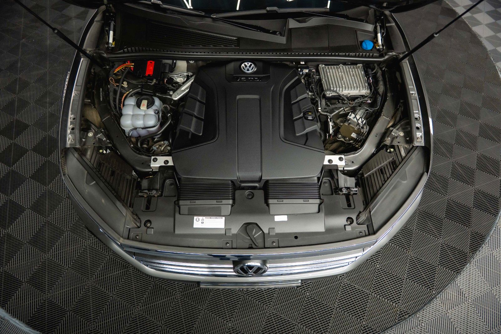 Fahrzeugabbildung Volkswagen Touareg V6 R-Line+ 4Motion *Pano*Matrix*DAB*19%*