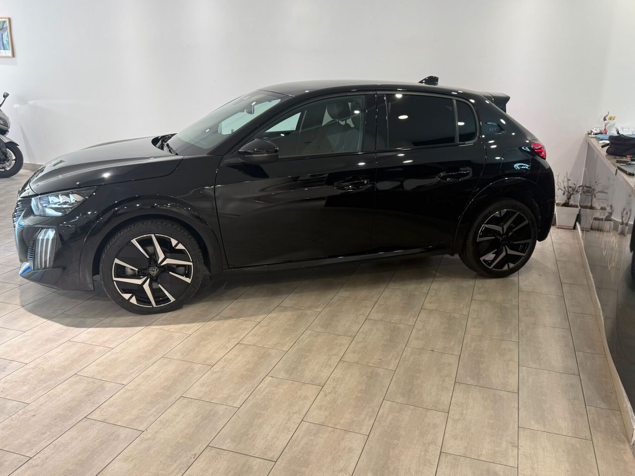 Peugeot 208 hybrid/benzina 2025 14.000 km imagem 2