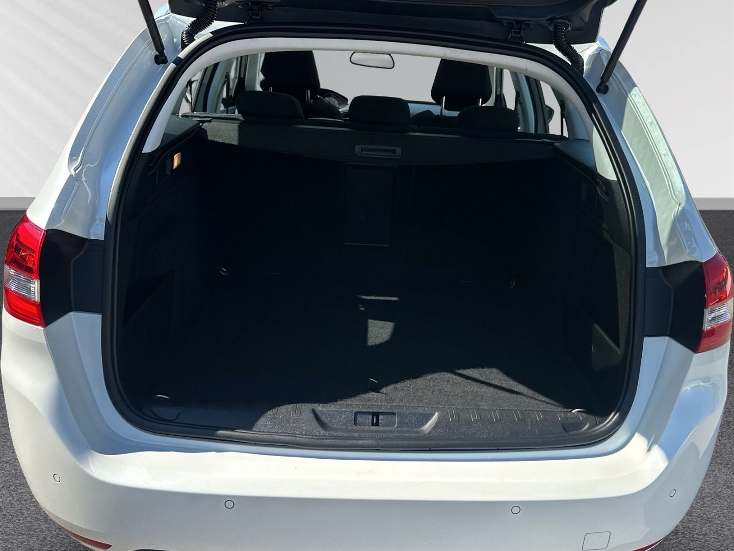 Fahrzeugabbildung Peugeot 308 Allure e-THP PureTech 130 SW 1.2