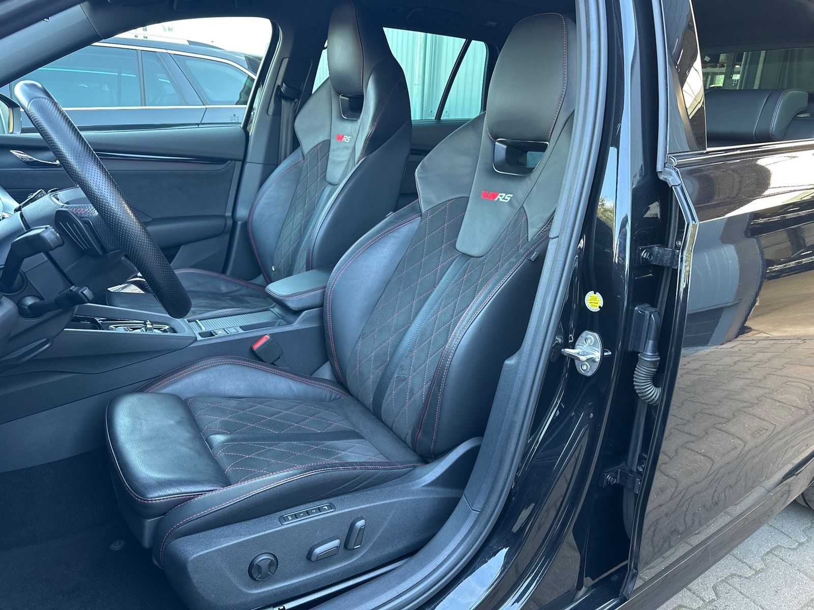 Fahrzeugabbildung SKODA Octavia Combi 2.0 TDI DSG RS NAV+LED+STHZ+ACC