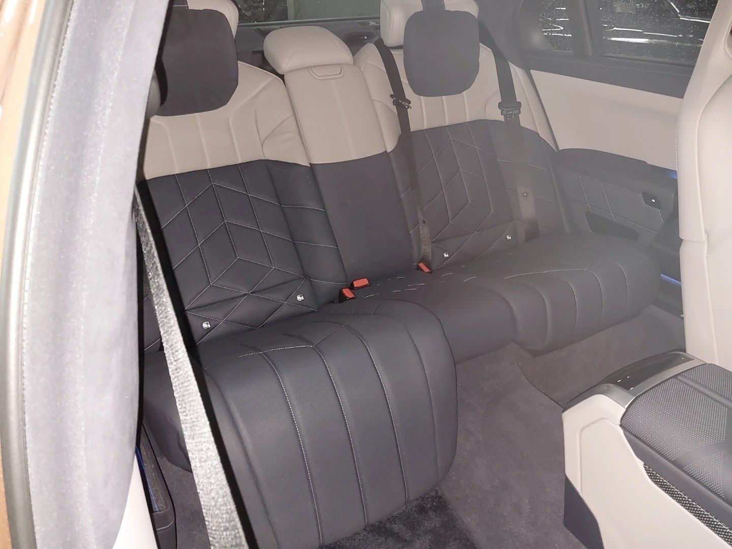 Fahrzeugabbildung BMW i7 M70 xDrive Limousine Sonderlackierung B&W Sur