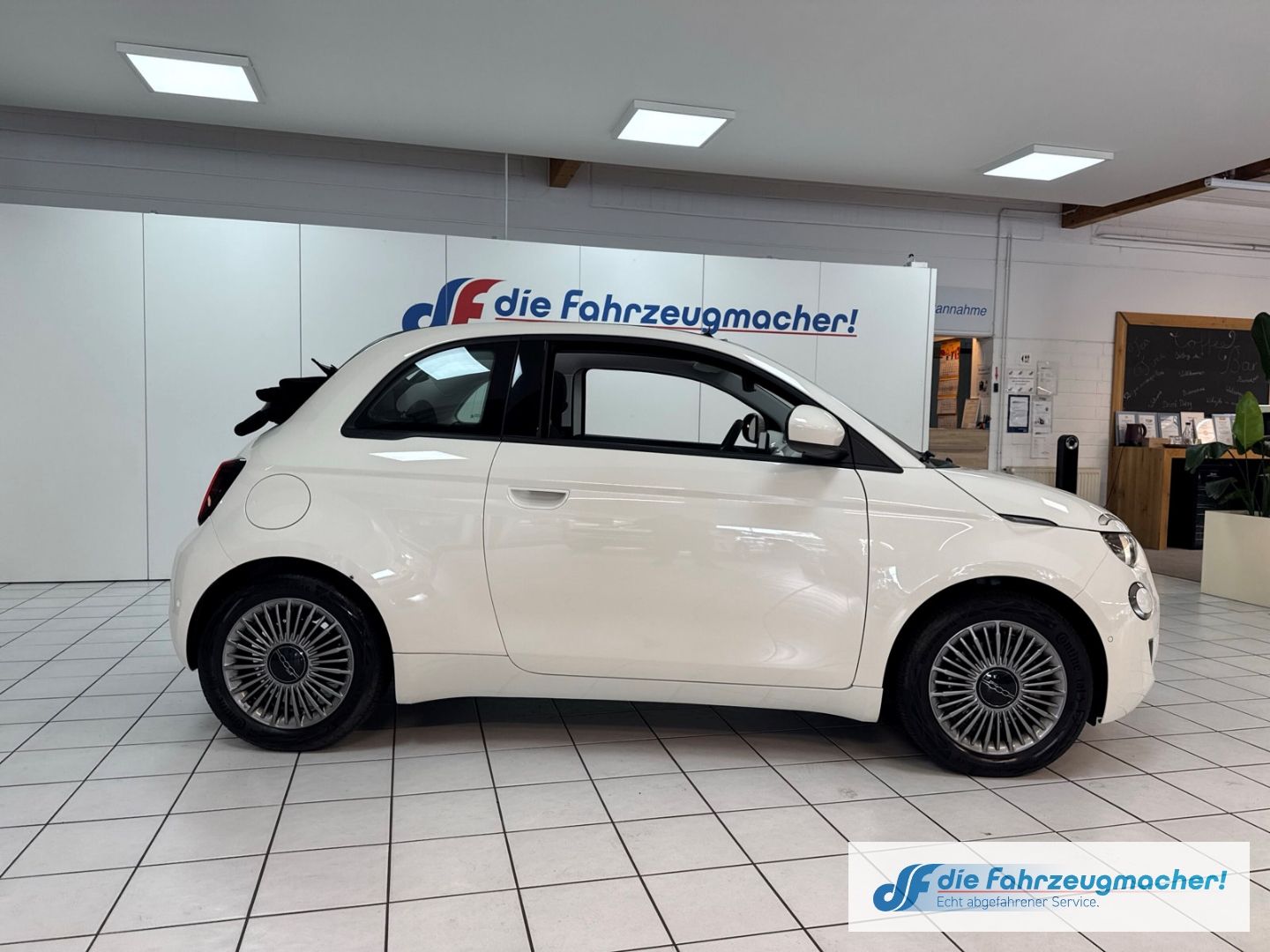 Fahrzeugabbildung Fiat 500e Apple CarPlay Android Auto Klimaautom Fahre
