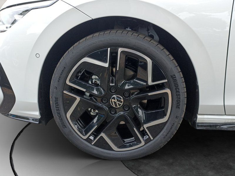 Fahrzeugabbildung Volkswagen Golf Vr. 8 1.5 eTSI R-Line DSG