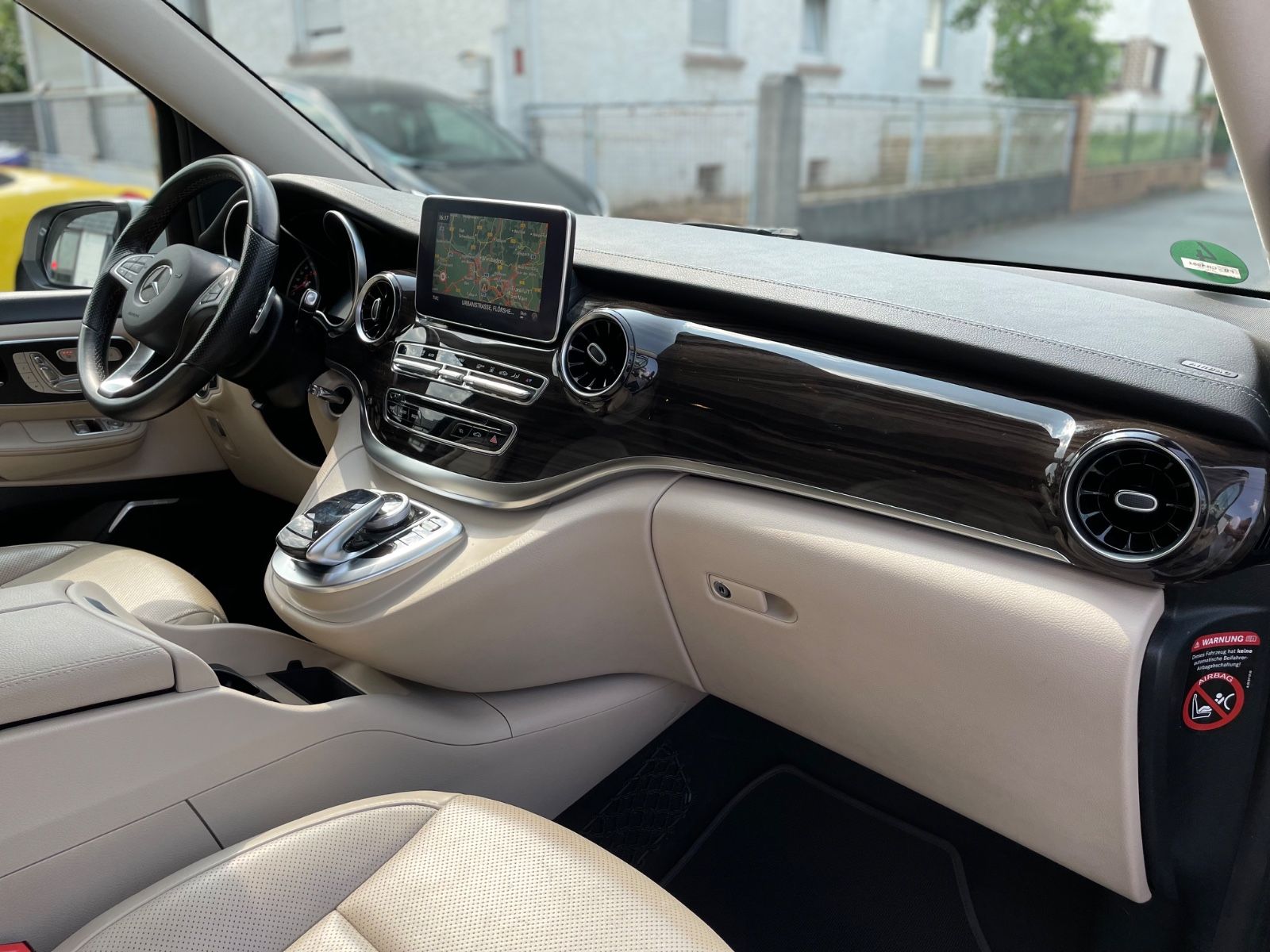 Fahrzeugabbildung Mercedes-Benz V 300 d Lang Avantgarde AMG-Line |Burmester|360°