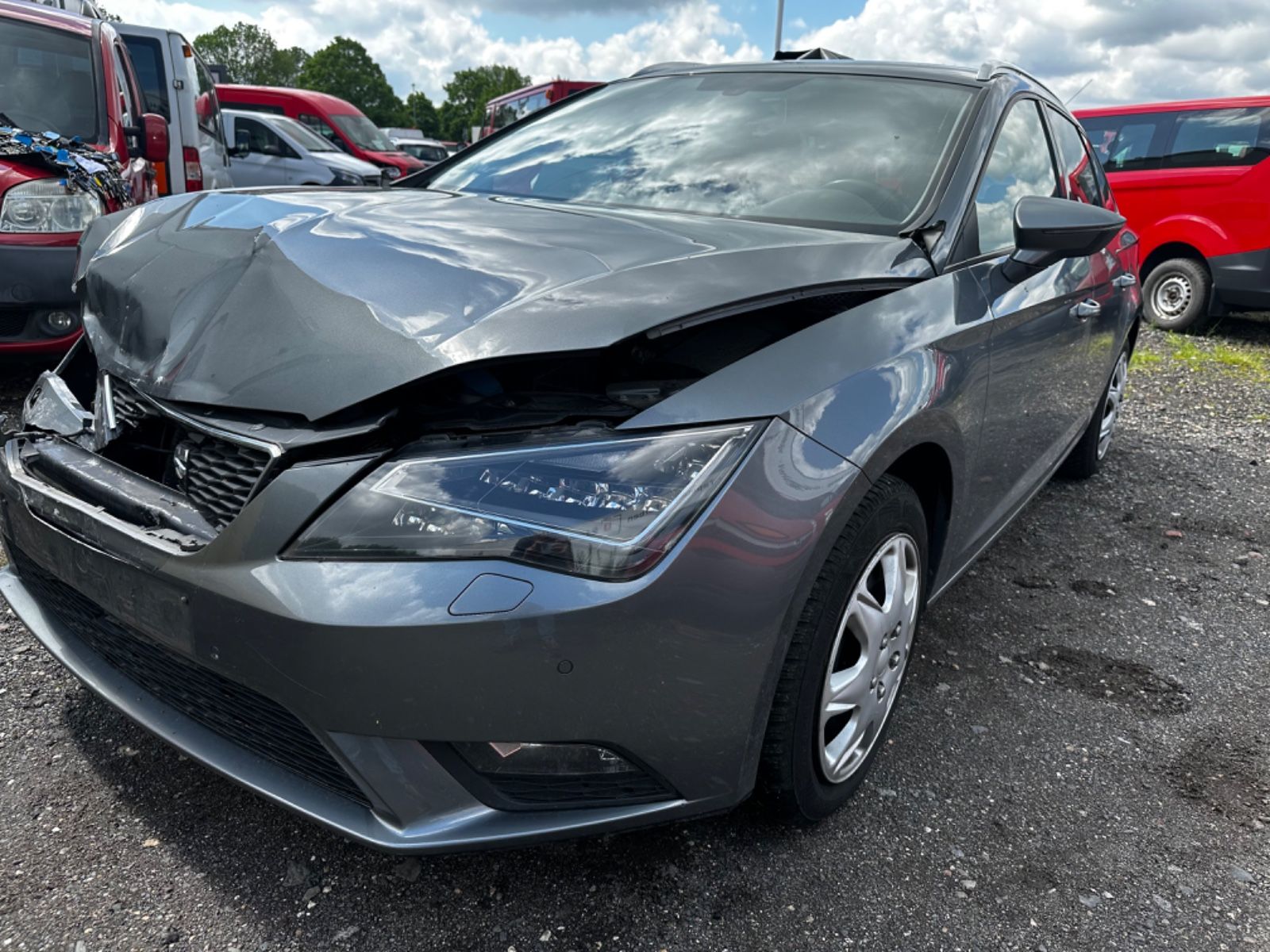 Fahrzeugabbildung SEAT Leon ST Style Unfall Export /Händler