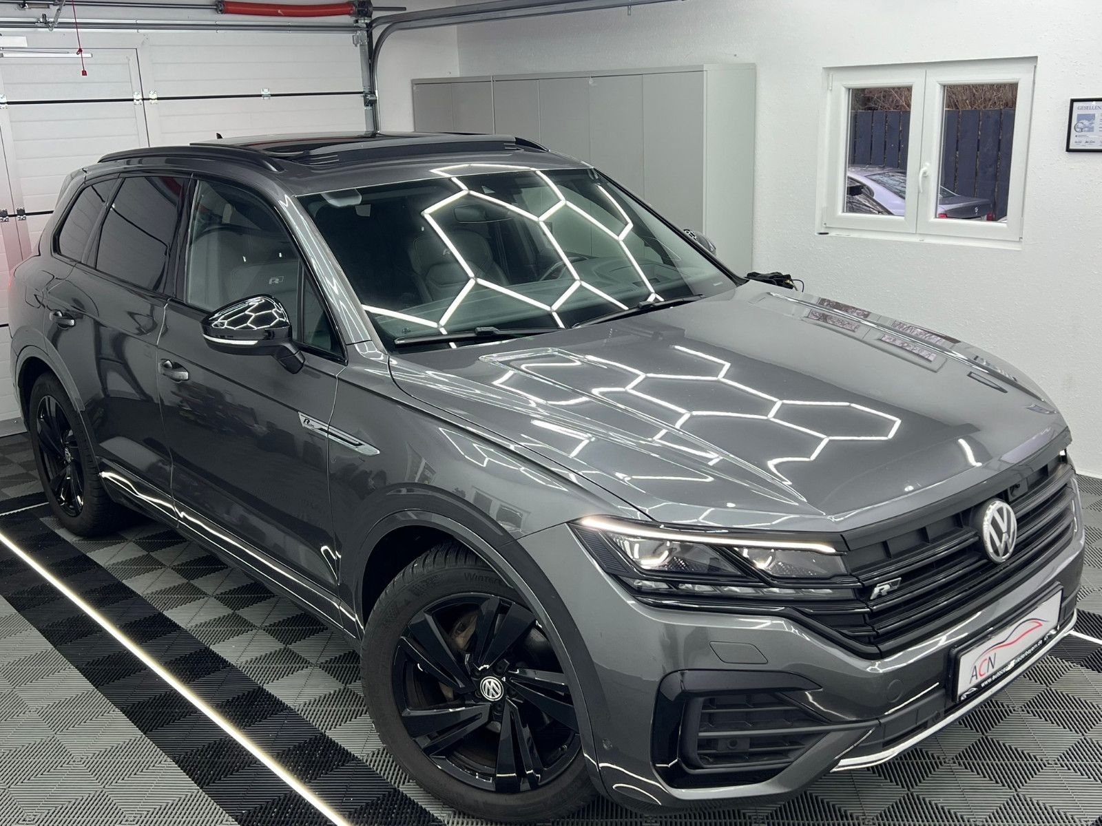 Fahrzeugabbildung Volkswagen Touareg R-LINE 4Motion/MASSAGE/ACC/AHK/INNOVIS.