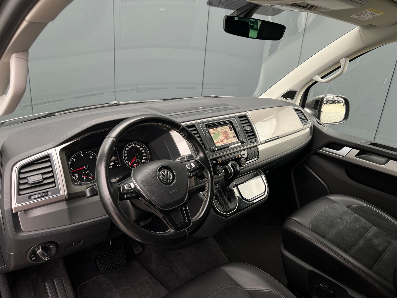 Fahrzeugabbildung Volkswagen T6 Multivan Generation Six 2.0 TDI DSG *AHK, LED