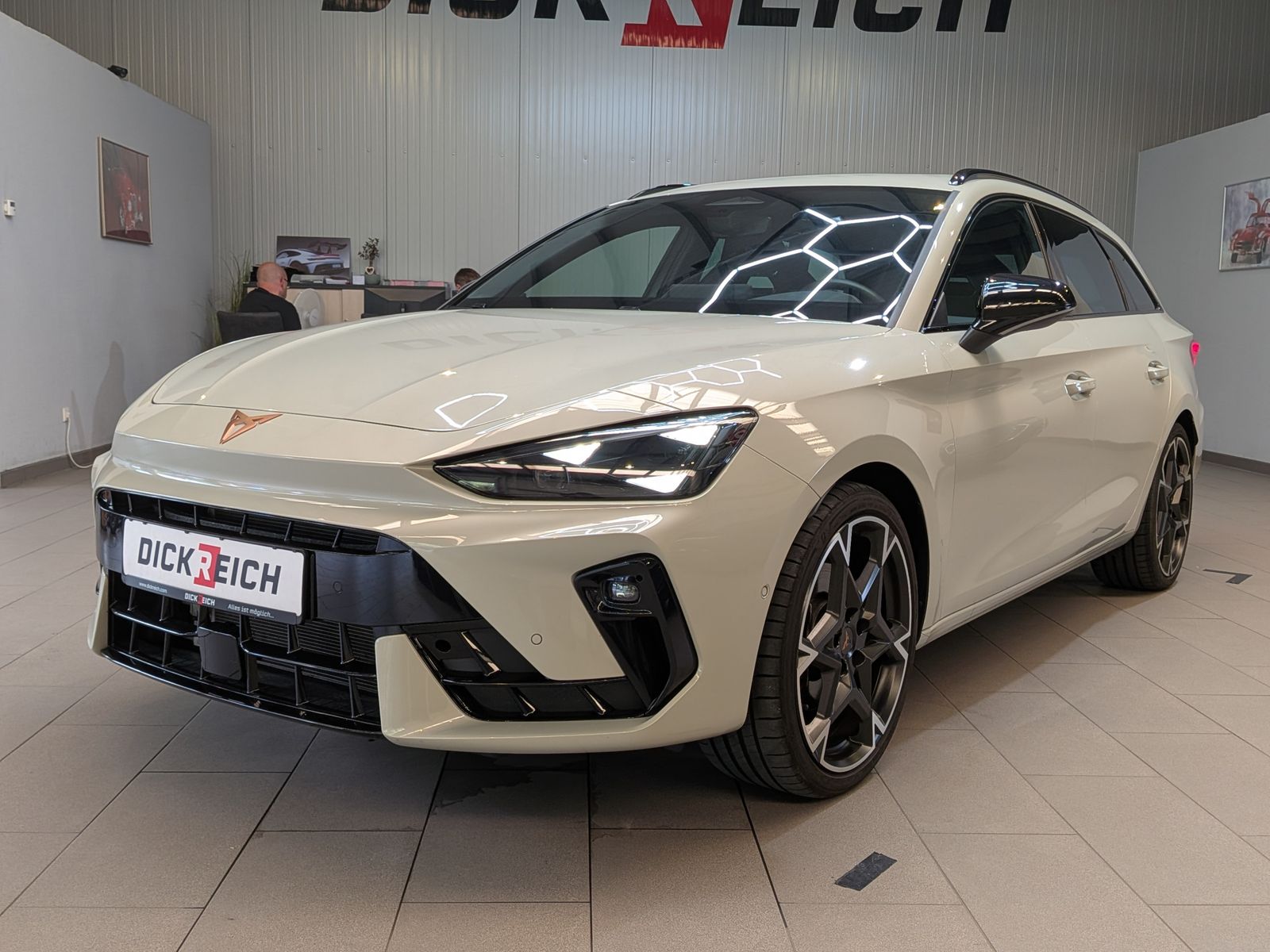 Fahrzeugabbildung CUPRA Leon 1.5 eTSI DINAMICA*MATRIX*ACC*PANO*AHK 5J-Ga