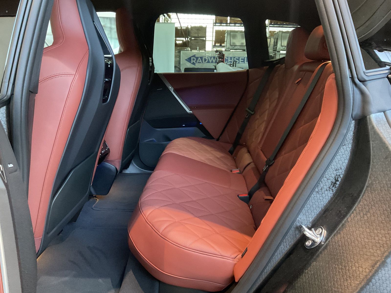 Fahrzeugeinzelansicht 13 Fahrzeugabbildung BMW iX xDrive60 AHK, Sitzbelüftung, Panorama Glasdac