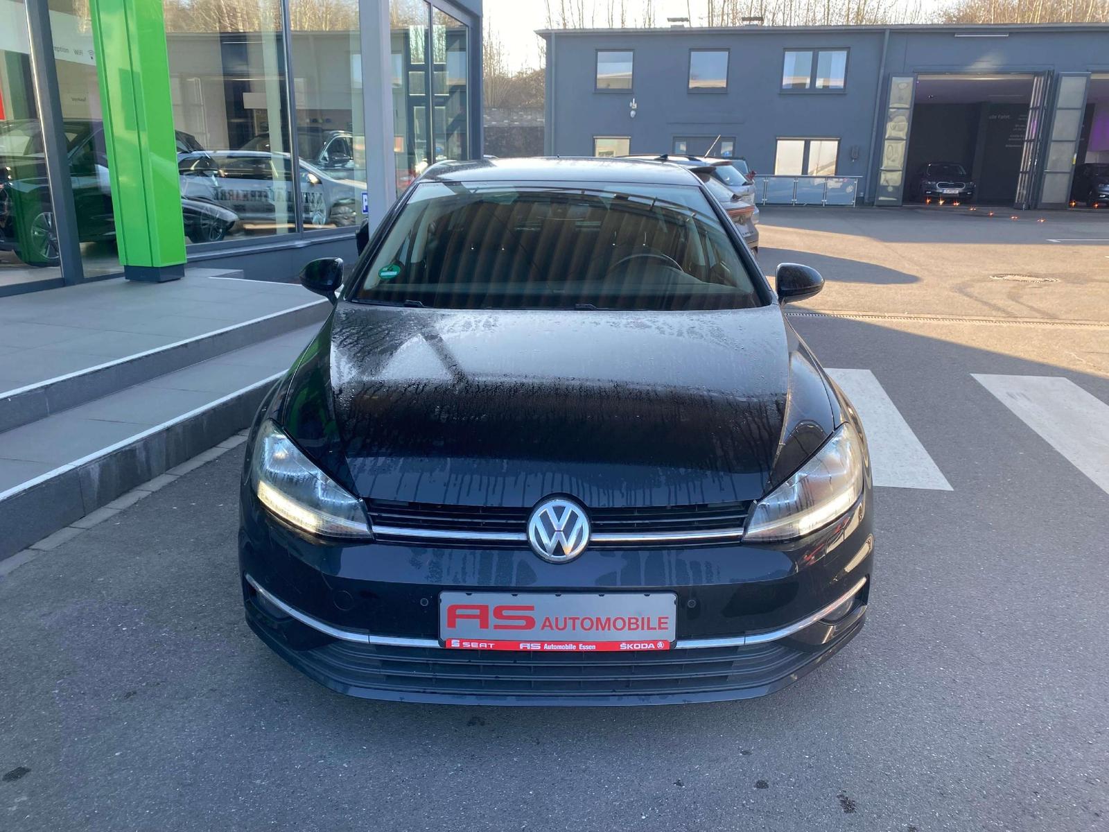 Volkswagen Golf Sound mit Standheizung und ACC