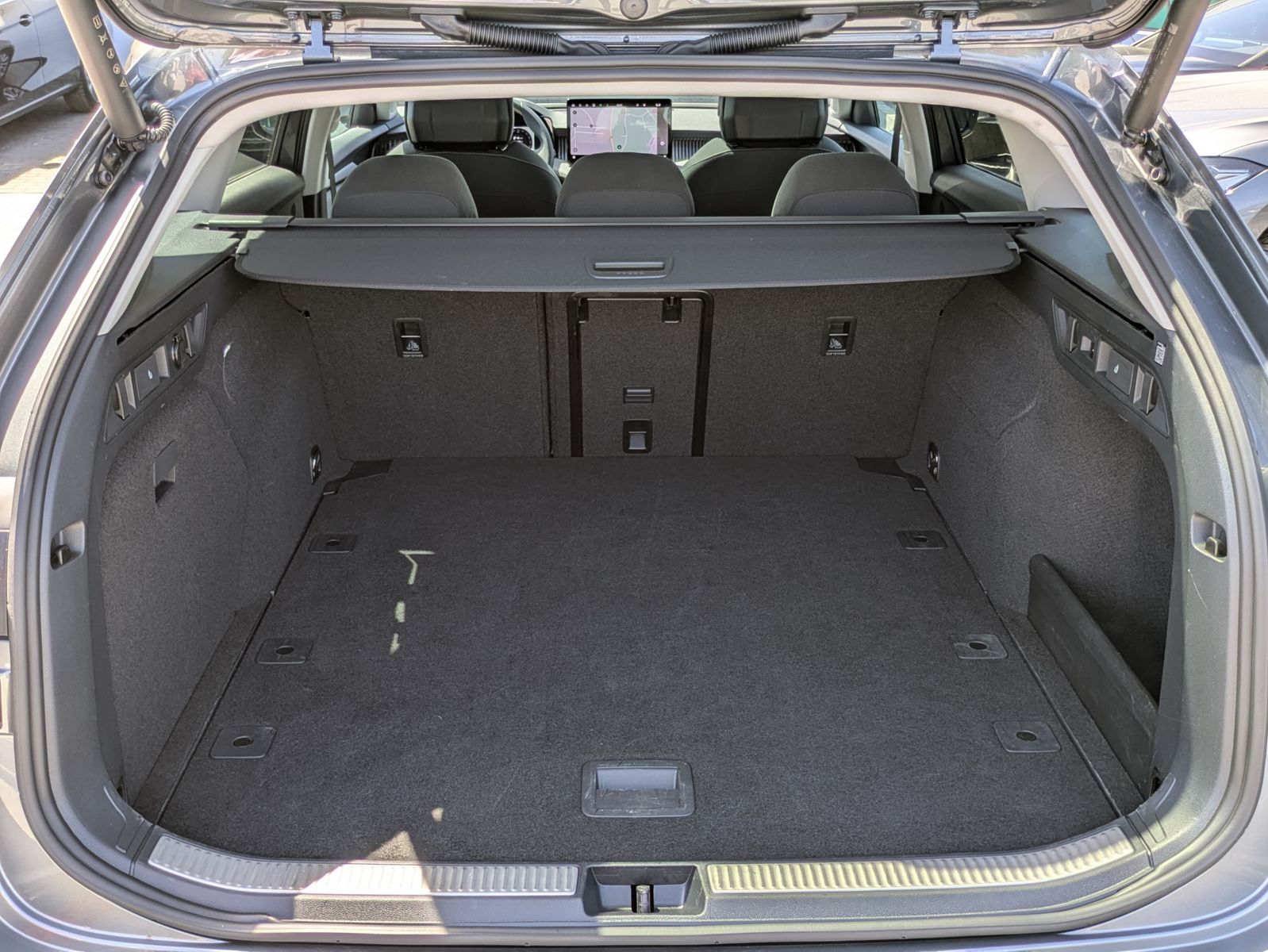 Fahrzeugabbildung SKODA Superb 2.0 TDI 4x4 Selection MATRIX*AHK*PANO*19"