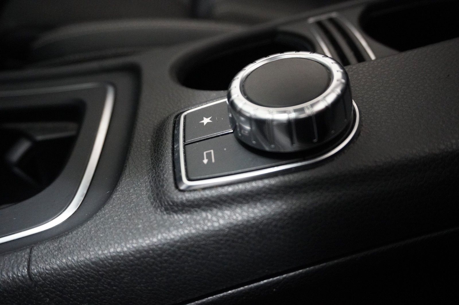 Fahrzeugabbildung Mercedes-Benz CLA 200 SB URBAN 7G-DCT NAVI/LED/PANO./SHZ/SPORT