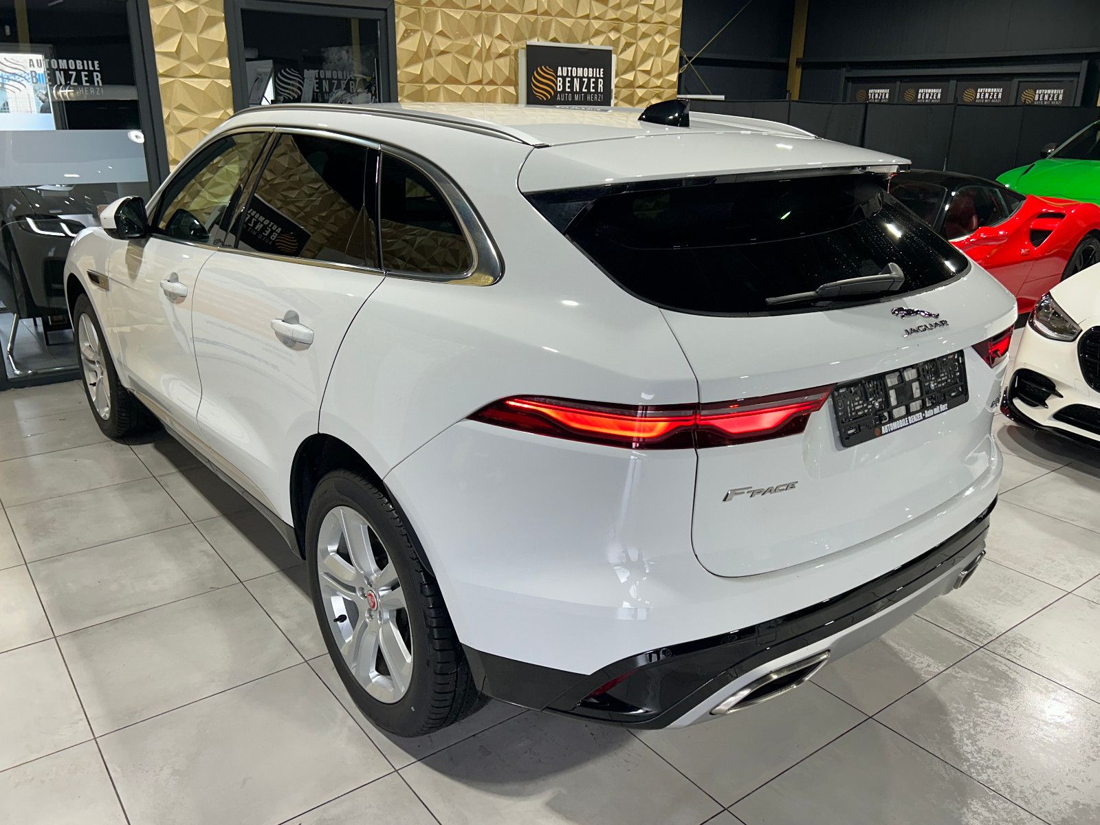 Fahrzeugabbildung Jaguar F-PACE SE AWD/HEAD-UP/MEMORY/ACC/KAMERA/APPLE