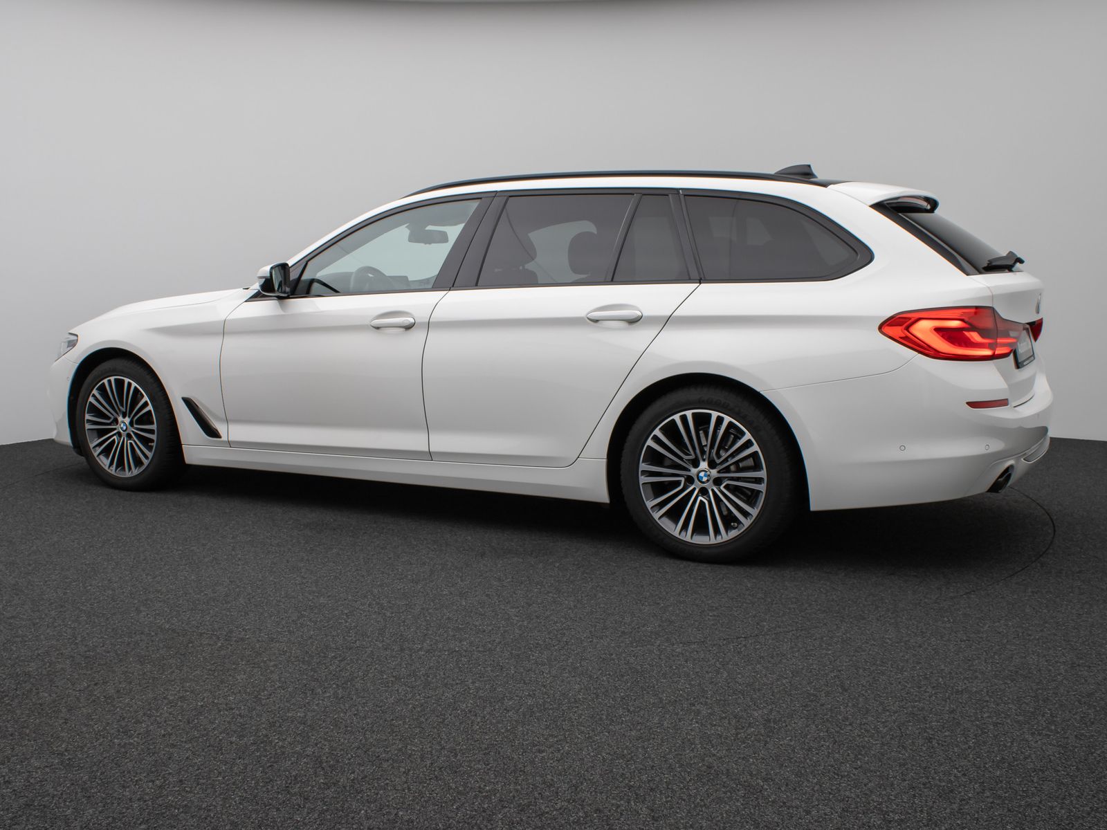 Fahrzeugabbildung BMW 520d Sport Line Kamera Panorama AHK HiFi Alarm