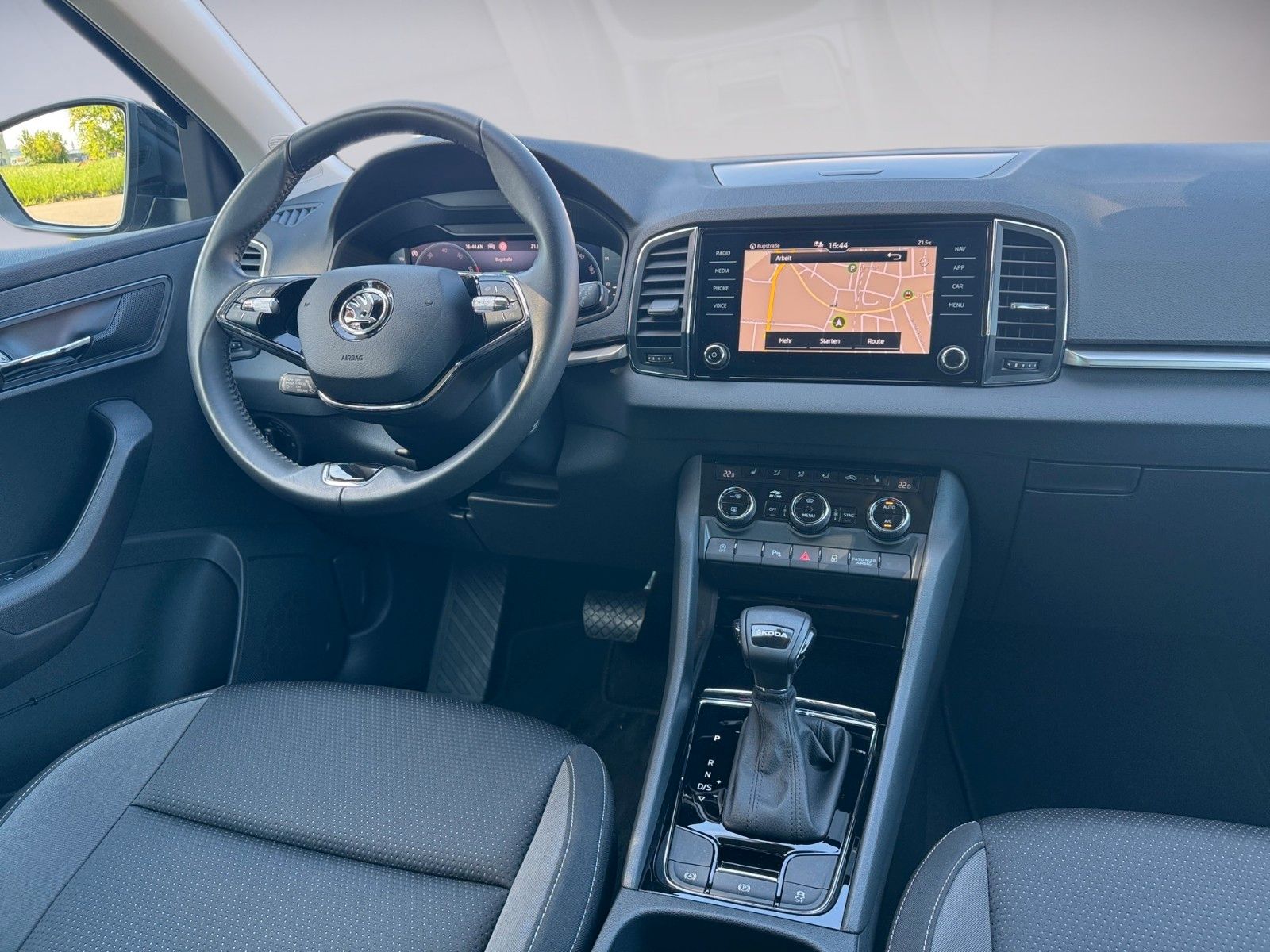 Fahrzeugabbildung SKODA Karoq Ambition Tour 1.5 TSI