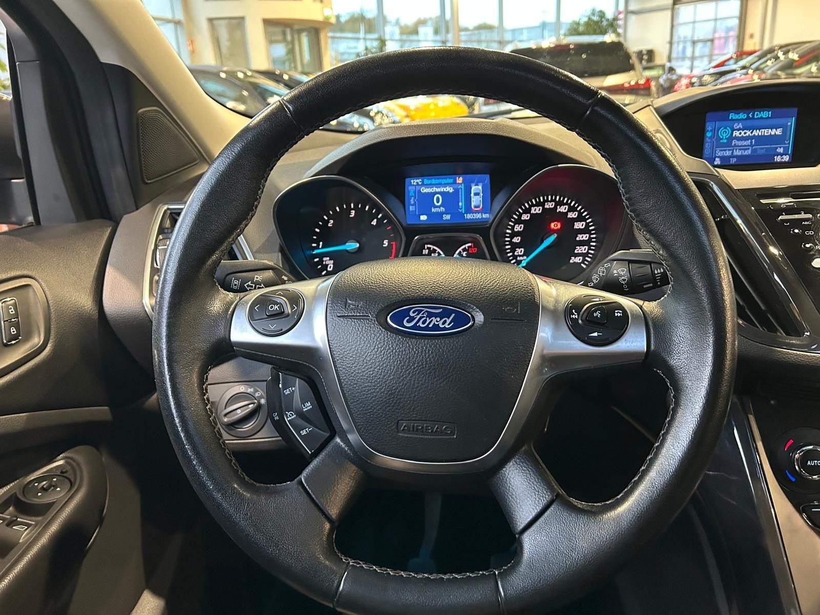 Fahrzeugabbildung Ford Kuga Individual 4x4 PANO AHK NAVI