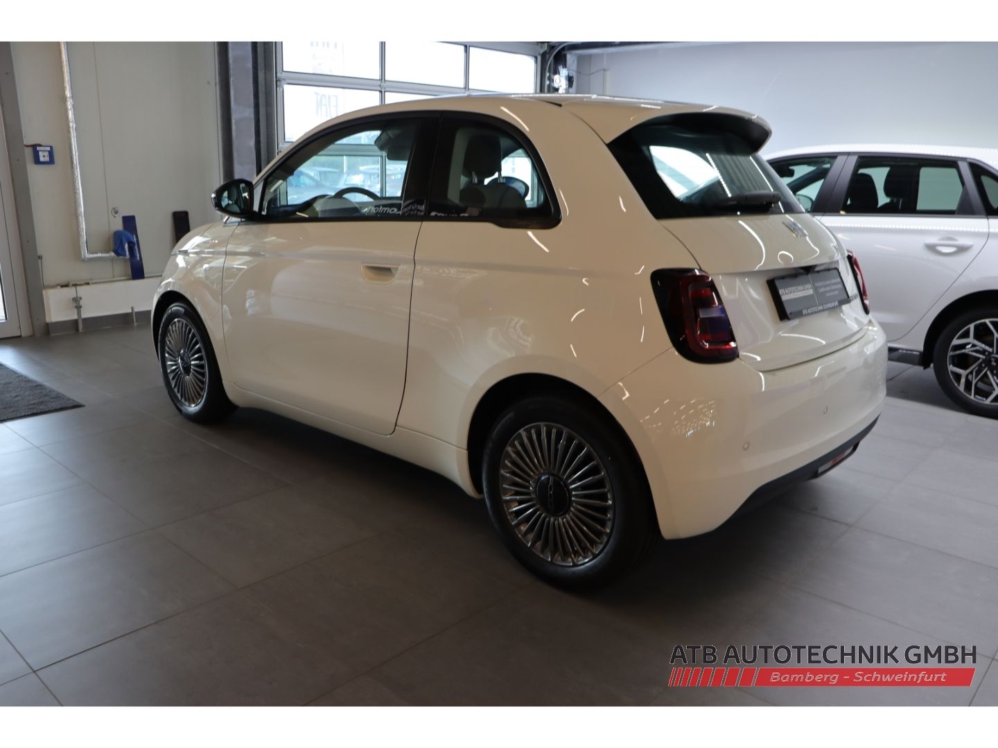 Fahrzeugabbildung Fiat 500 ICON + Komfortpaket Hybrid 1.0l PDC Rückfahr