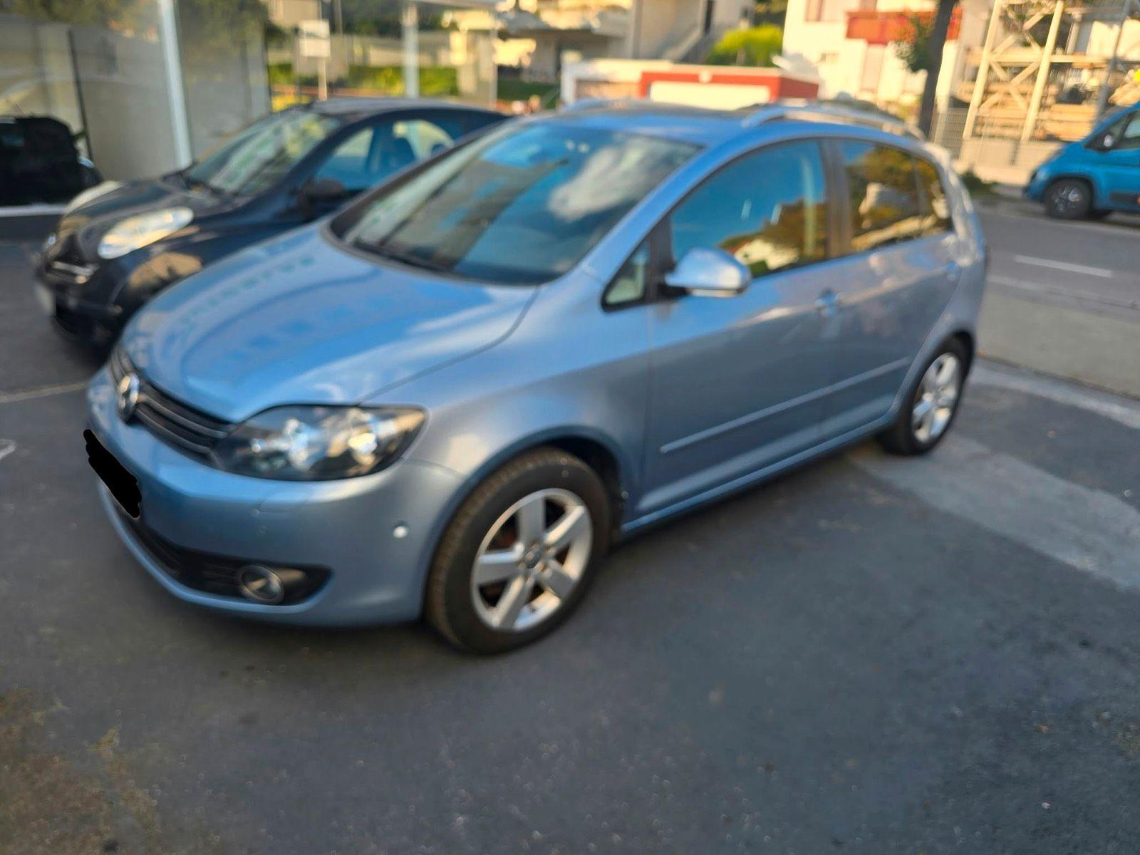 Volkswagen Golf 2010 — rear view