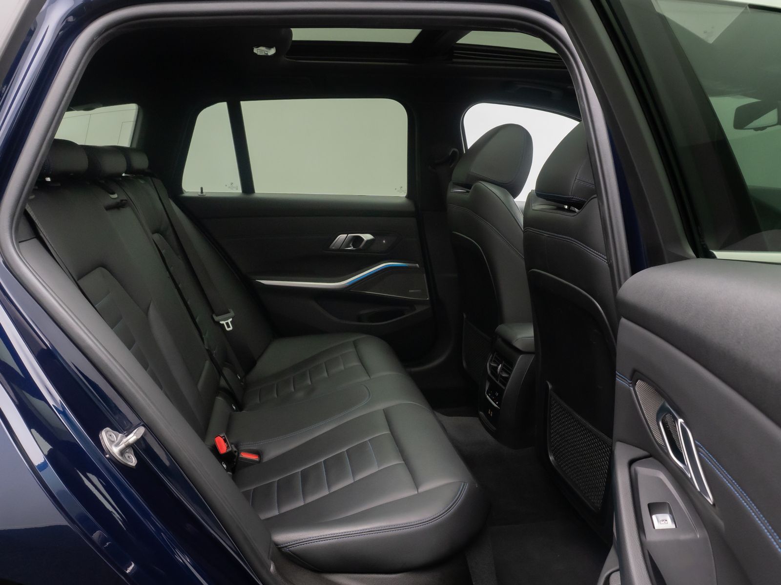 Fahrzeugabbildung BMW 330e xD M Sport 360&deg; HUD Panorama Individual 19"