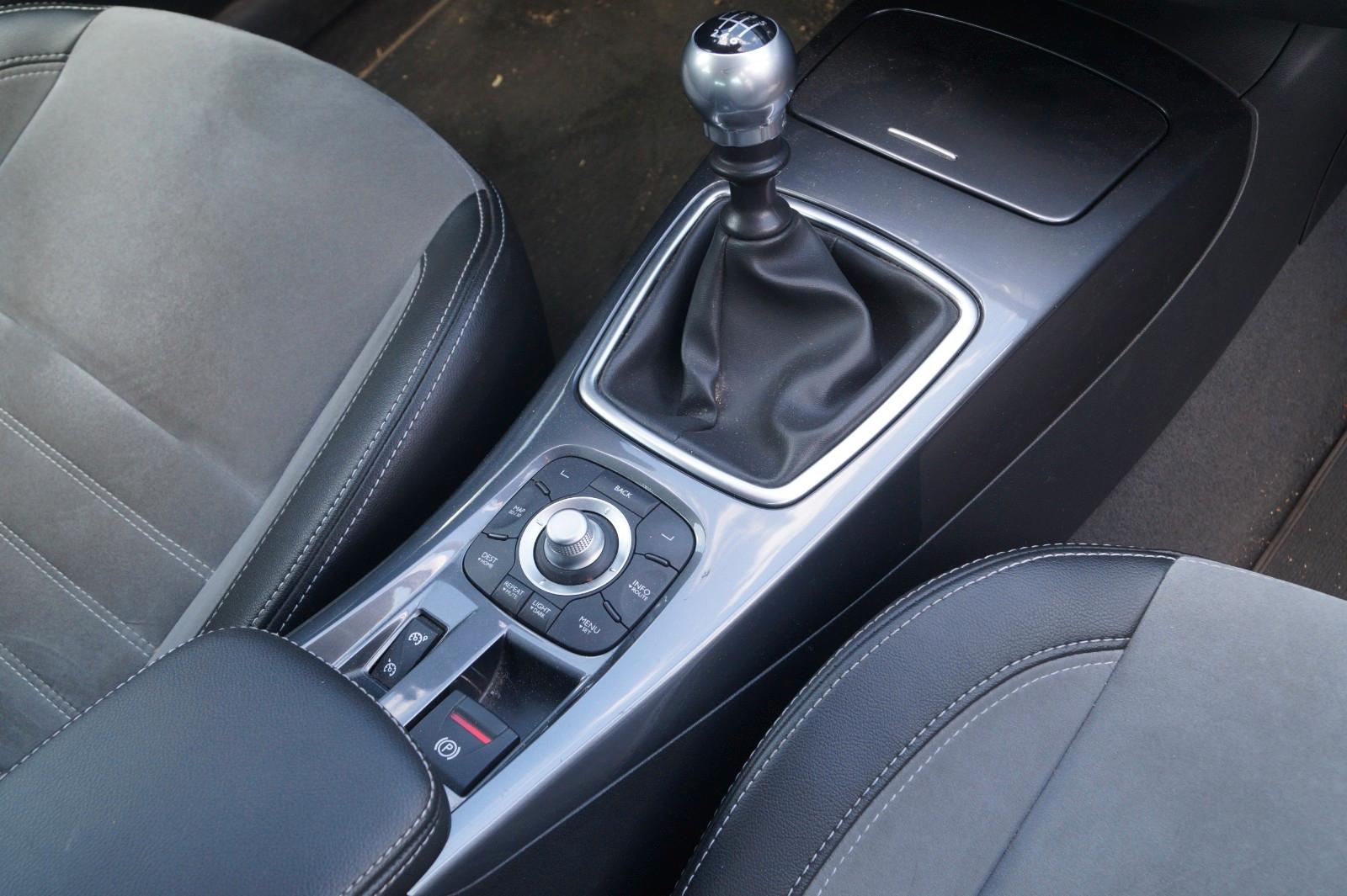 Renault Laguna 2010 — photo 18