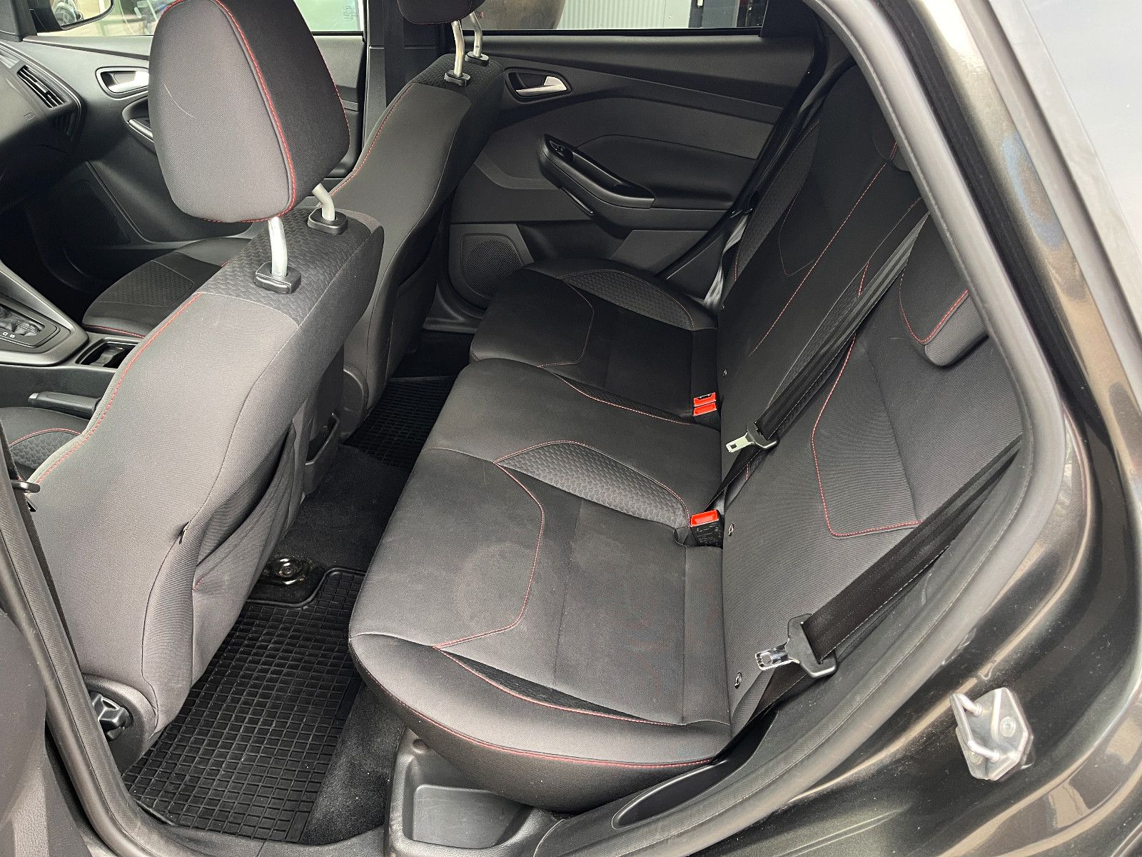 Fahrzeugabbildung Ford Focus Turnier ST-Line 1.5 Turbo Automatik