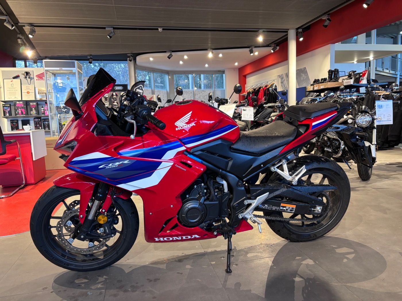 Fahrzeugabbildung Honda CBR 500 R 2025, Windschild schwarz, Tankpad,