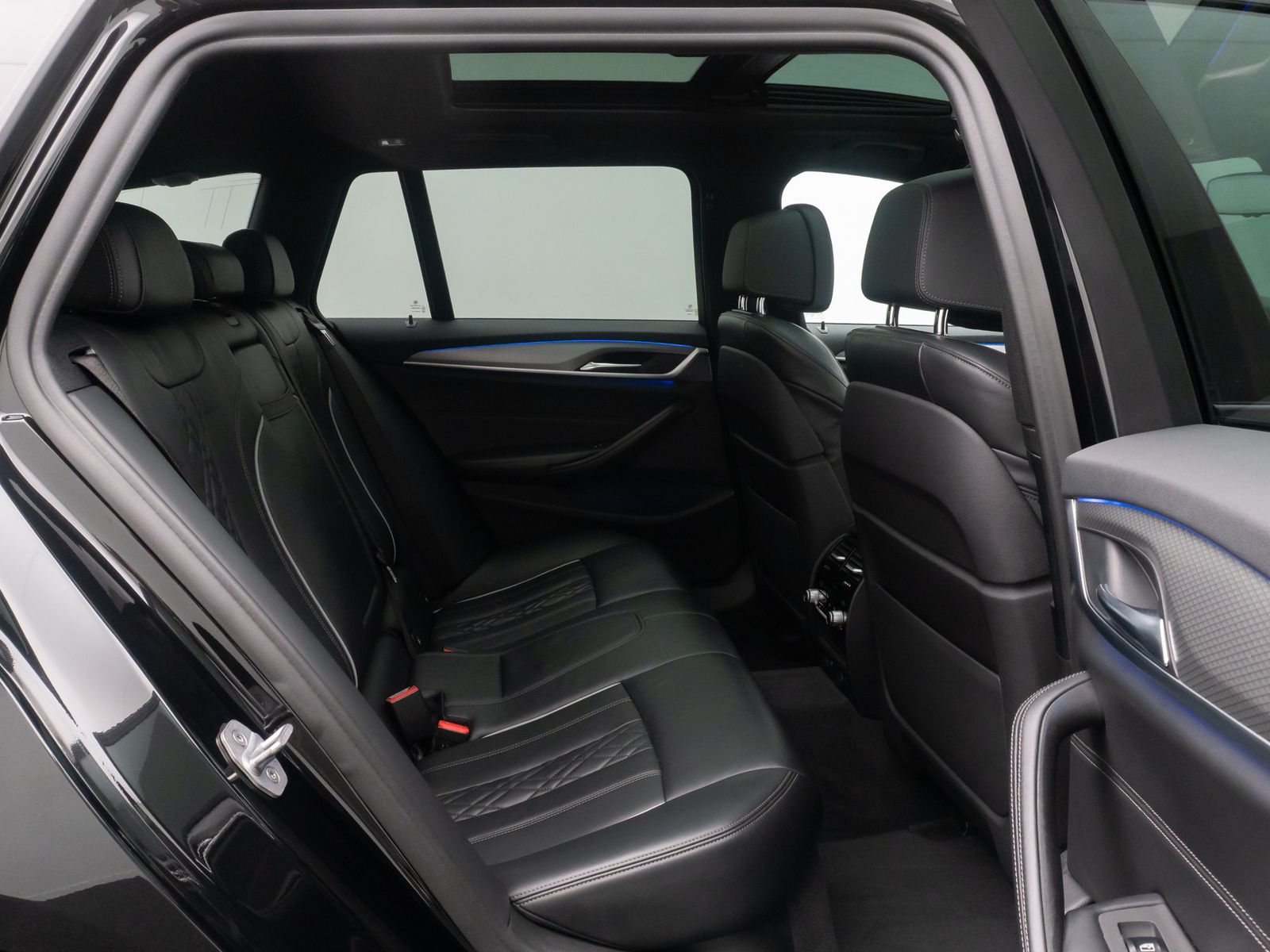 Fahrzeugabbildung BMW 520d xD M Sport Individual 360&deg;HUD HiFi Panorama