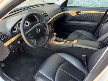 Mercedes E 220 - 11