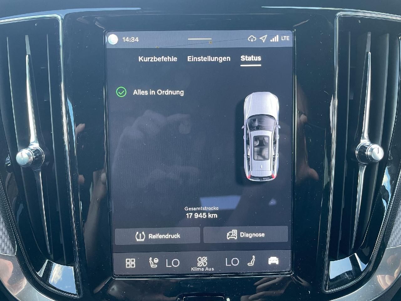 Fahrzeugabbildung Volvo V60 Kombi Plus Dark Recharge Plug-In Hybrid AWD