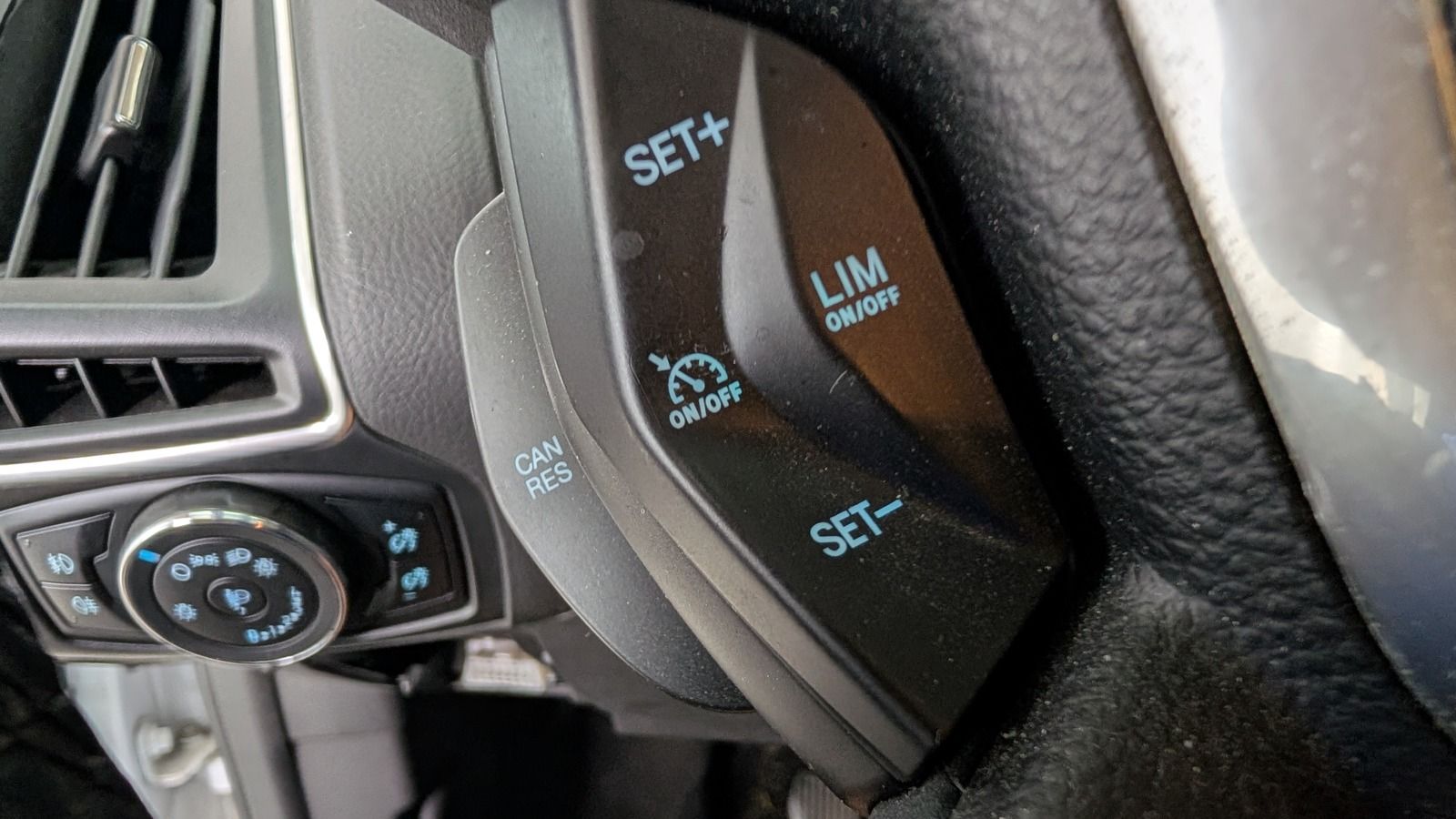 Fahrzeugabbildung Ford Focus Turnier 1.0 EcoBoost * SHZ * AAC. * FH Tre