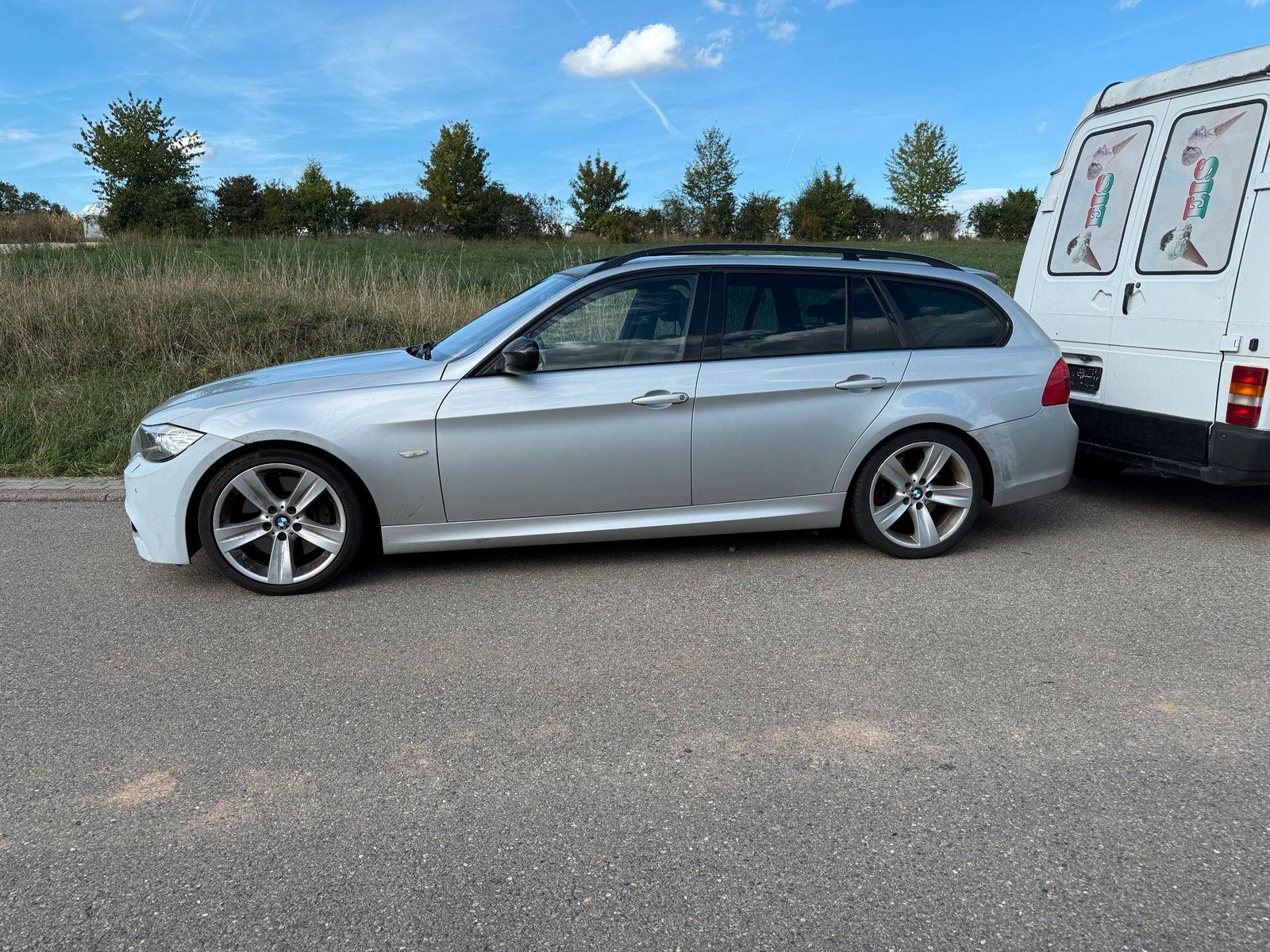 BMW 330 2009 — rear view