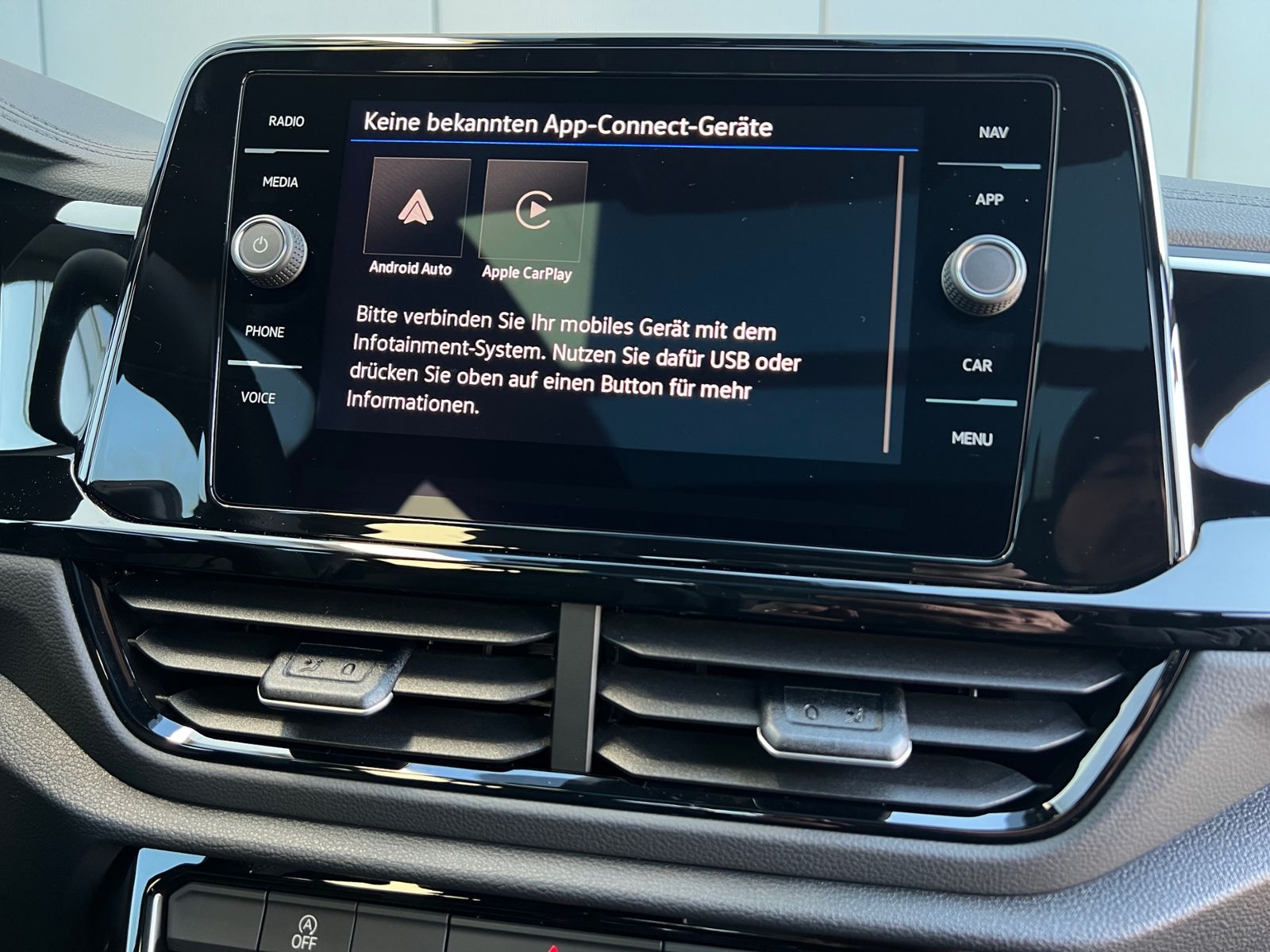 Fahrzeugabbildung Volkswagen T-Roc R-Line 1.5 TSI DSG *AHK, Pano, Black Style