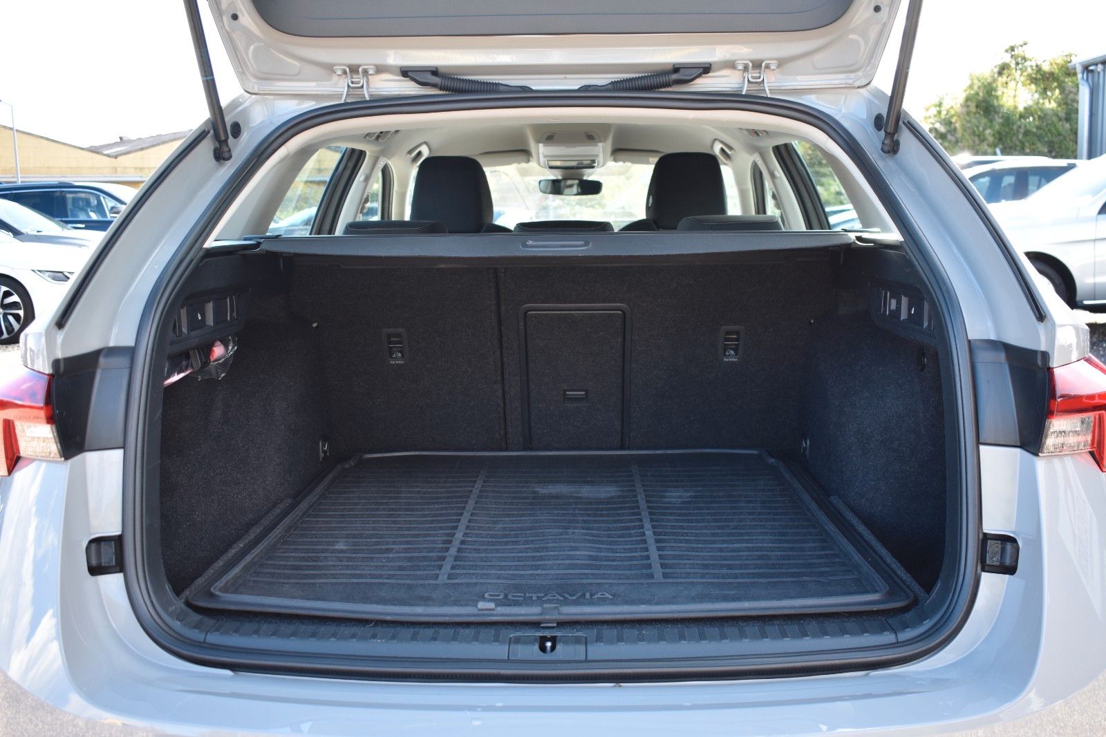 Fahrzeugabbildung SKODA Octavia Combi Scout 4x4/KEYLESS/HUD/AHK/LED