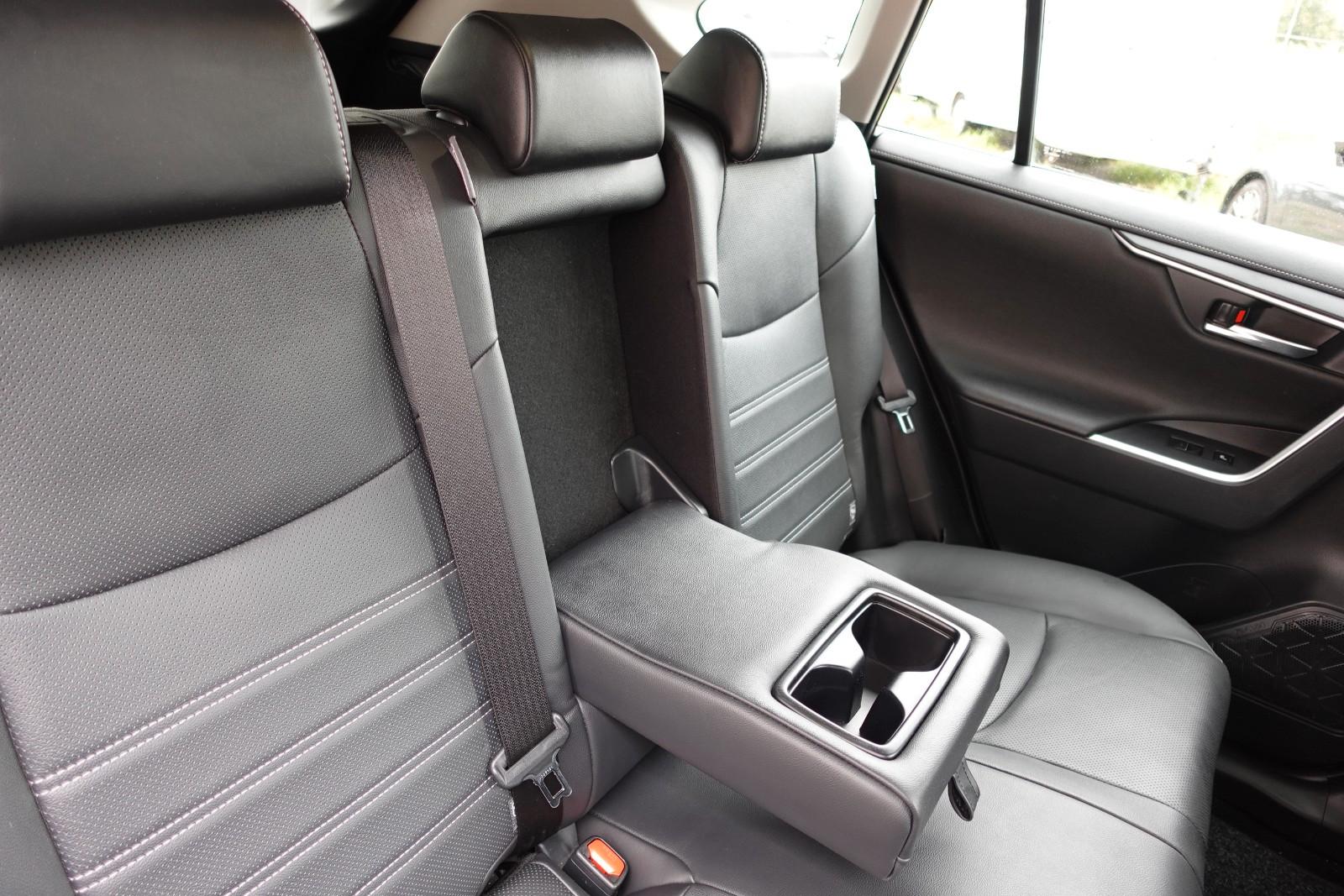 Toyota RAV 4 2.5 Hybrid Lounge Allrad 5J Garantie