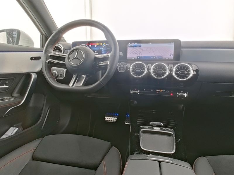 Fahrzeugabbildung Mercedes-Benz A 200 Edition AMG 360°+Distr+Ambi+Keyless+CarPla
