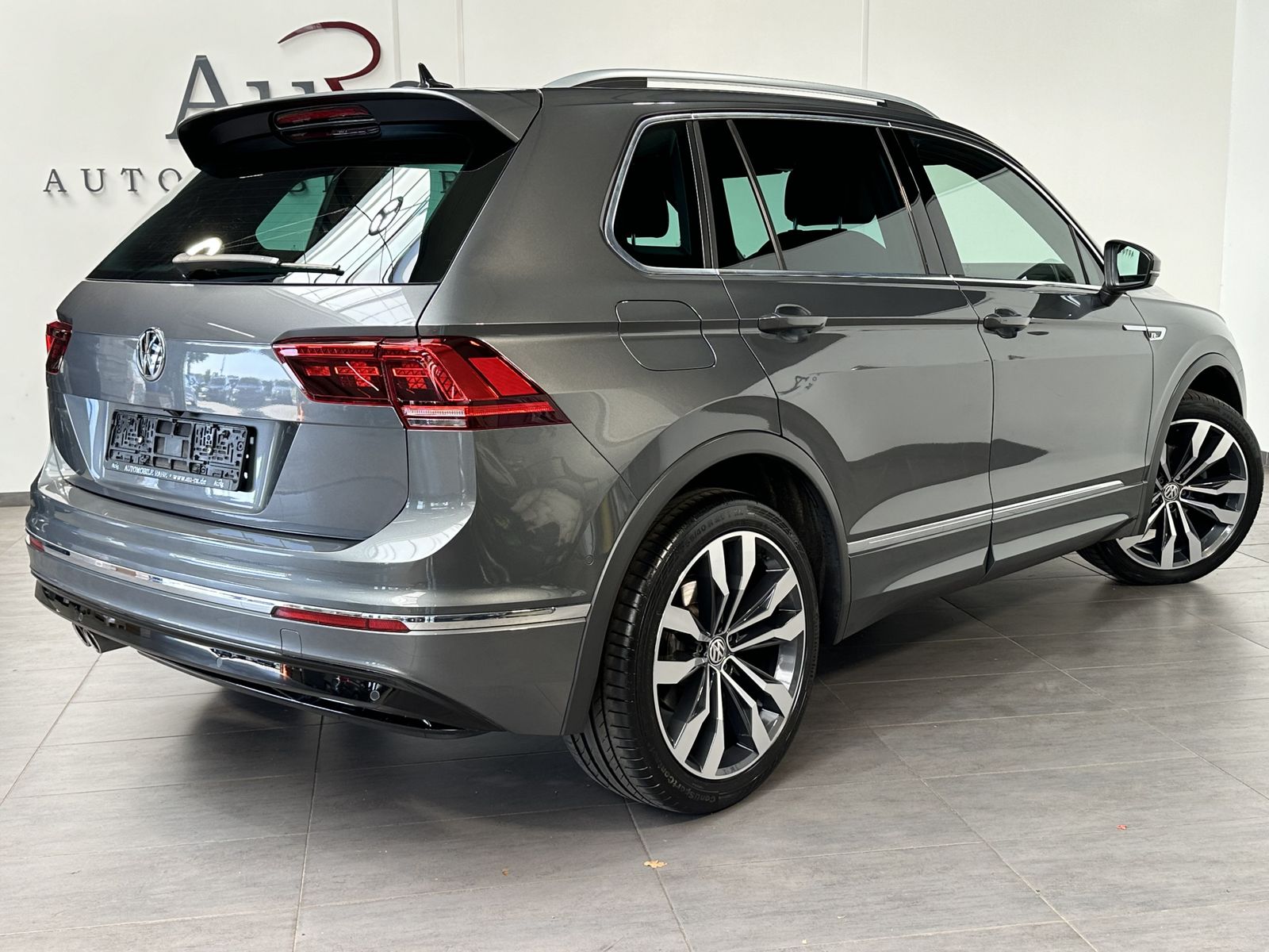Fahrzeugabbildung Volkswagen Tiguan 1.5 TSI DSG R-Line NAV+LED+HUD+ACC+KAMERA
