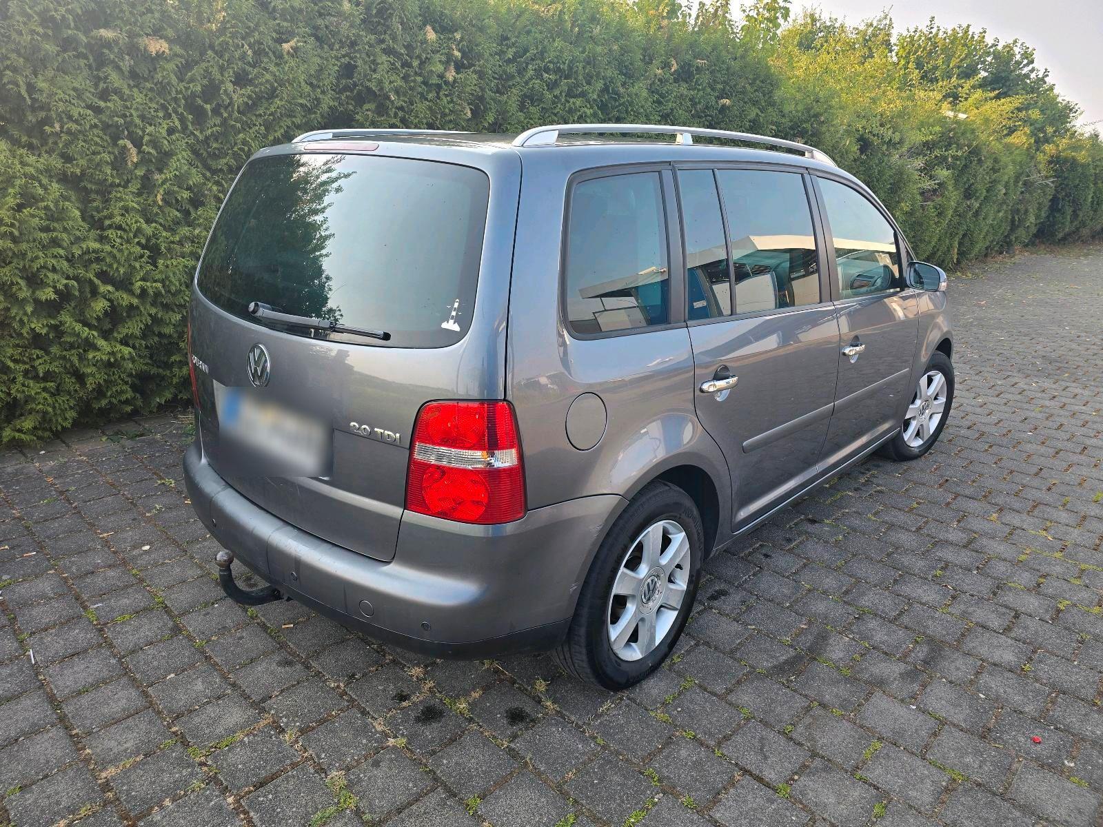 Volkswagen Touran 2005 — rear view