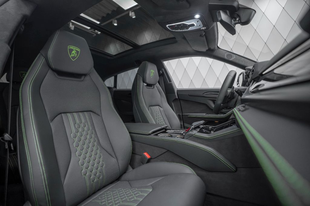 Urus 4.0 V8 SE MATT BLACK AKRAPOVIC CARBON - Bild 17